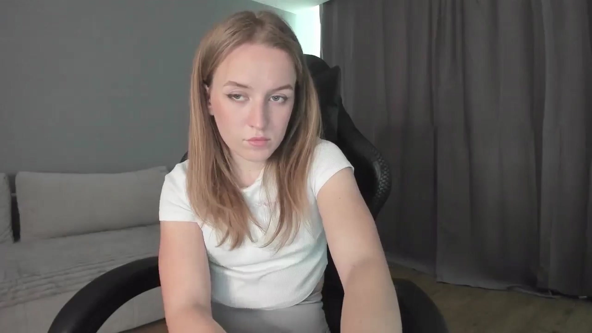 Gallery image thumbnail from AnnyFourse's myfreecams stream on, 01/04/2025, 10:44 image 17 of 20