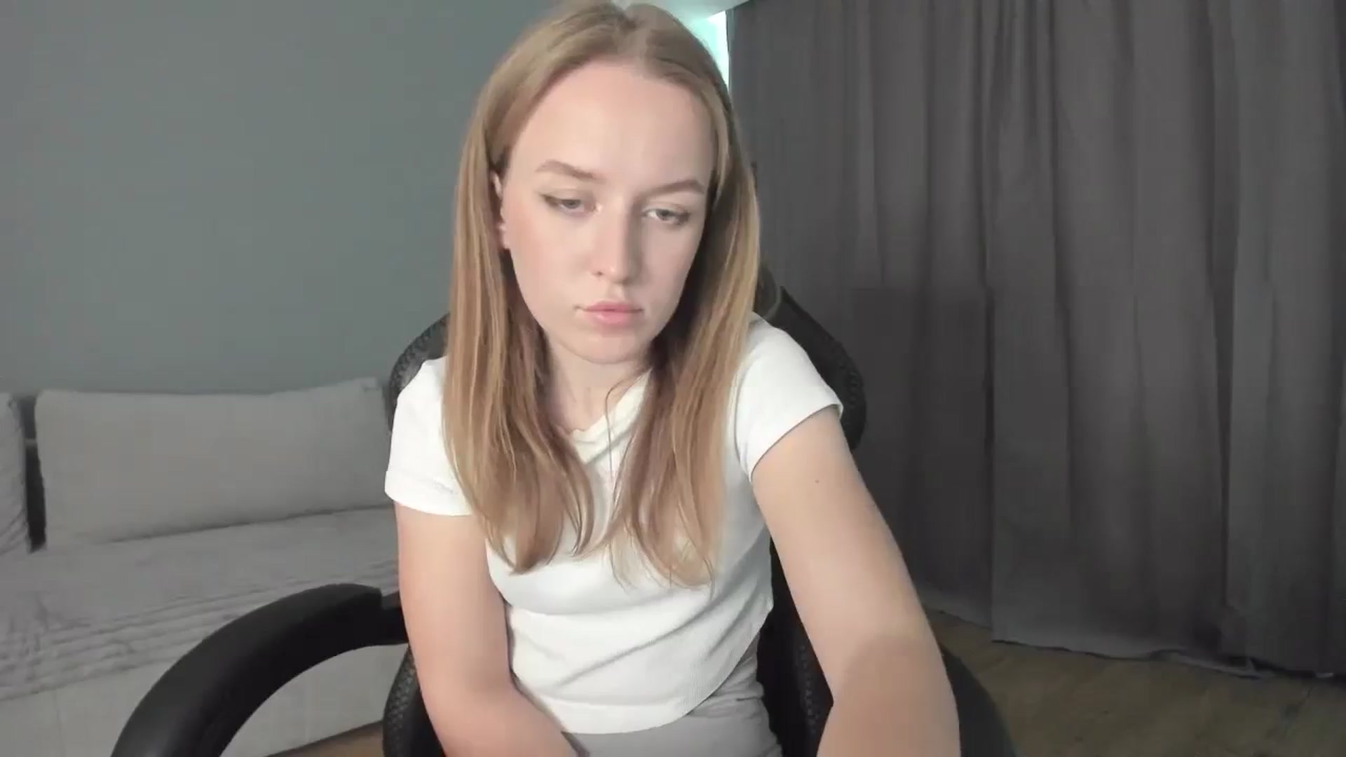 Gallery image thumbnail from AnnyFourse's myfreecams stream on, 01/04/2025, 11:20 image 17 of 20