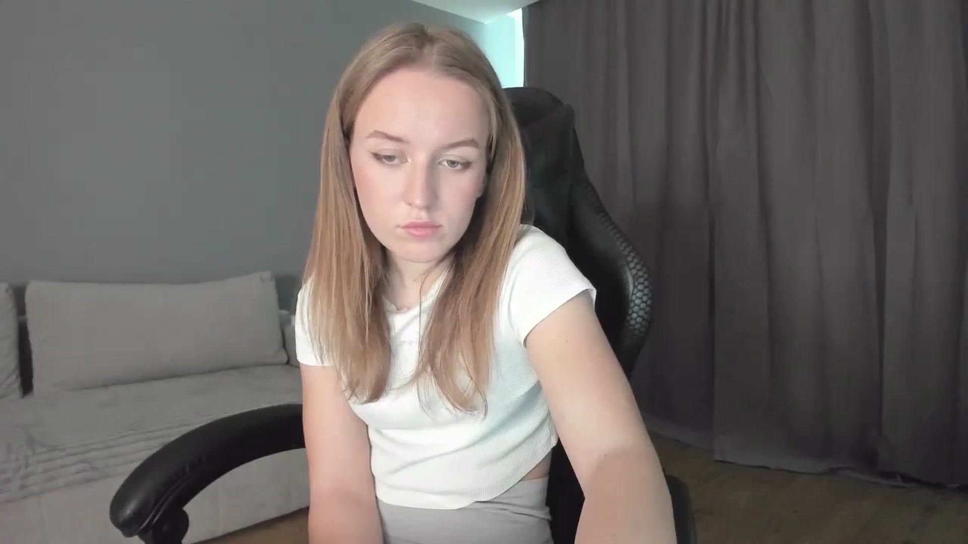 Gallery image thumbnail from AnnyFourse's myfreecams stream on, 01/04/2025, 11:20 image 9 of 20