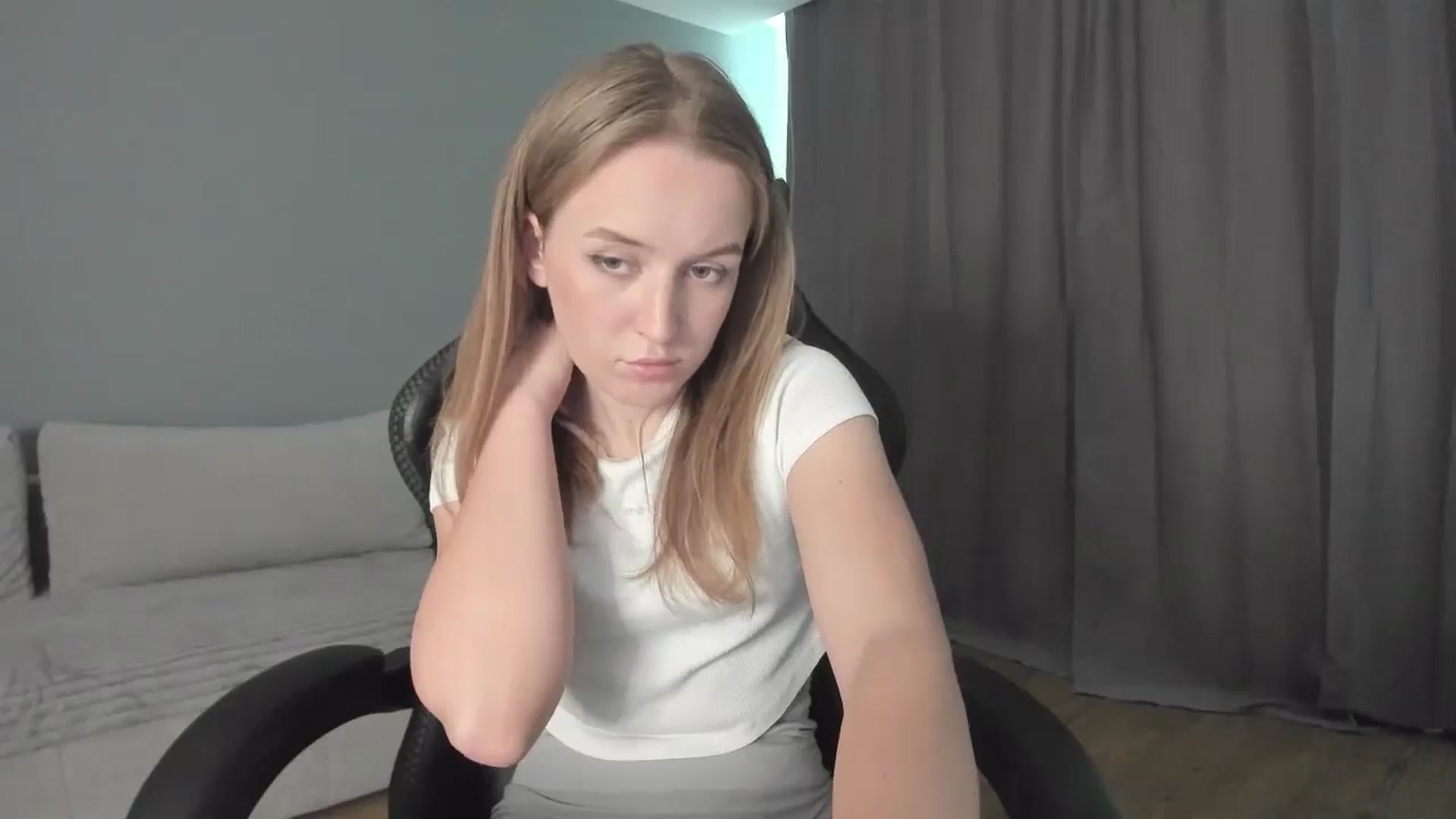 Gallery image thumbnail from AnnyFourse's myfreecams stream on, 01/04/2025, 11:20 image 14 of 20