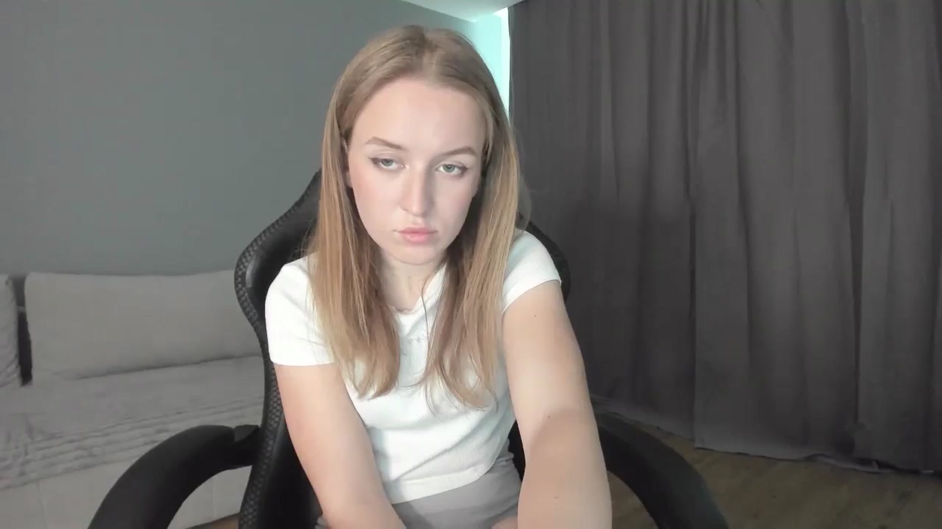 Gallery image thumbnail from AnnyFourse's myfreecams stream on, 01/04/2025, 11:20 image 11 of 20