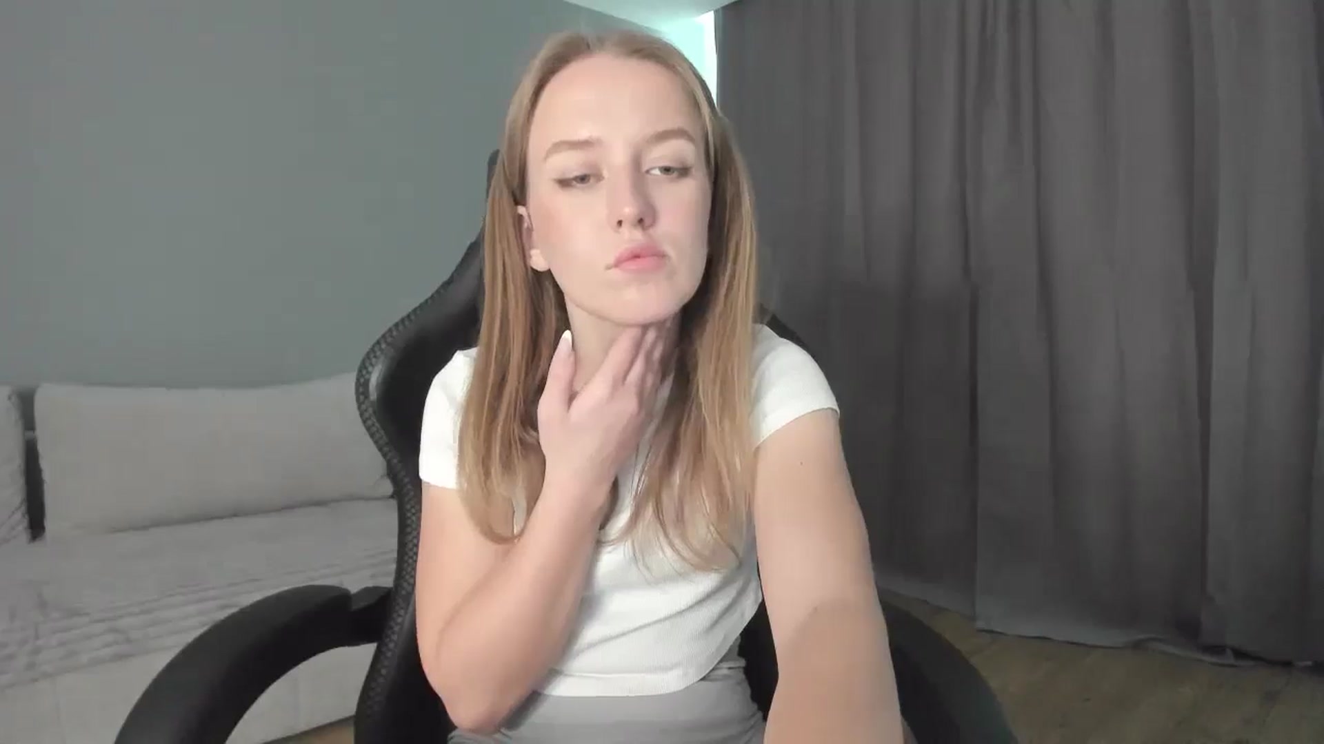 Gallery image thumbnail from AnnyFourse's myfreecams stream on, 01/04/2025, 11:20 image 16 of 20