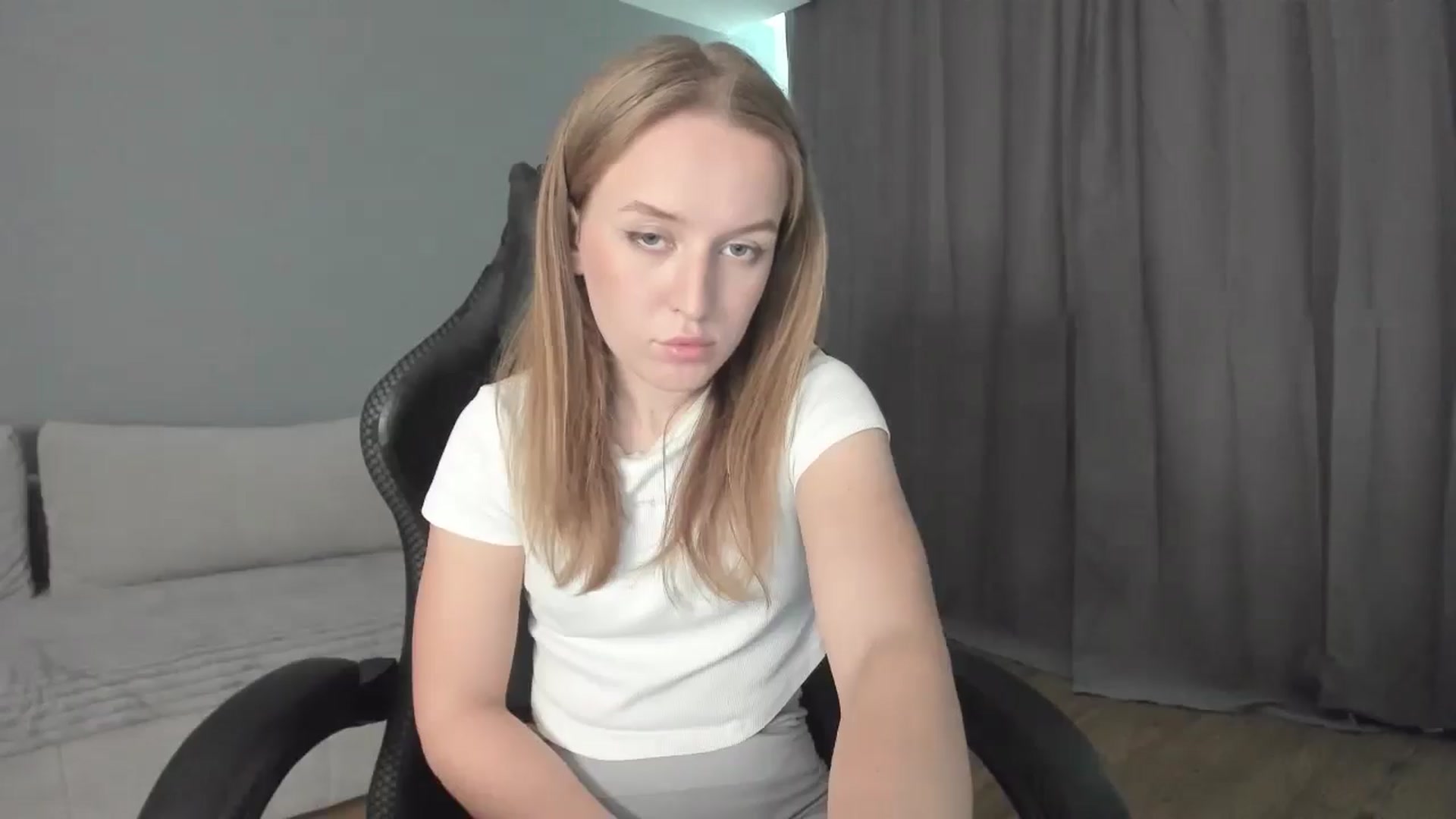 Gallery image thumbnail from AnnyFourse's myfreecams stream on, 01/04/2025, 11:20 image 13 of 20