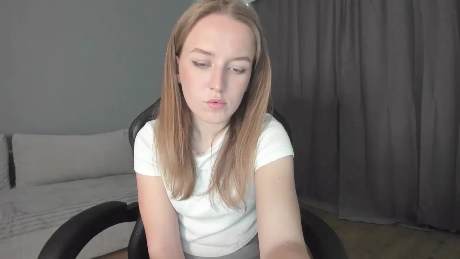 Gallery image thumbnail from AnnyFourse's myfreecams stream on, 01/04/2025, 11:20 image 12 of 20