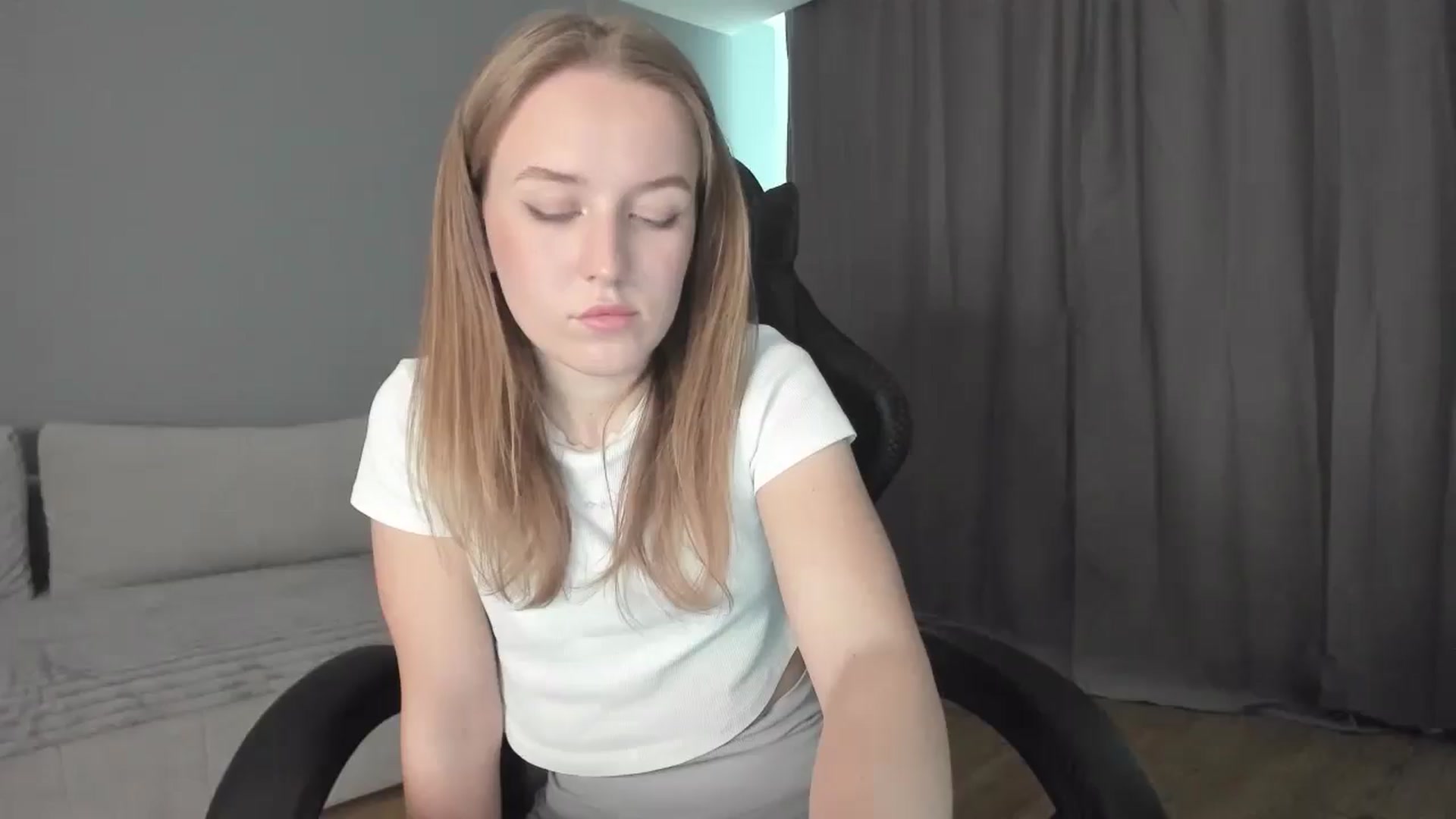 Gallery image thumbnail from AnnyFourse's myfreecams stream on, 01/04/2025, 11:20 image 8 of 20