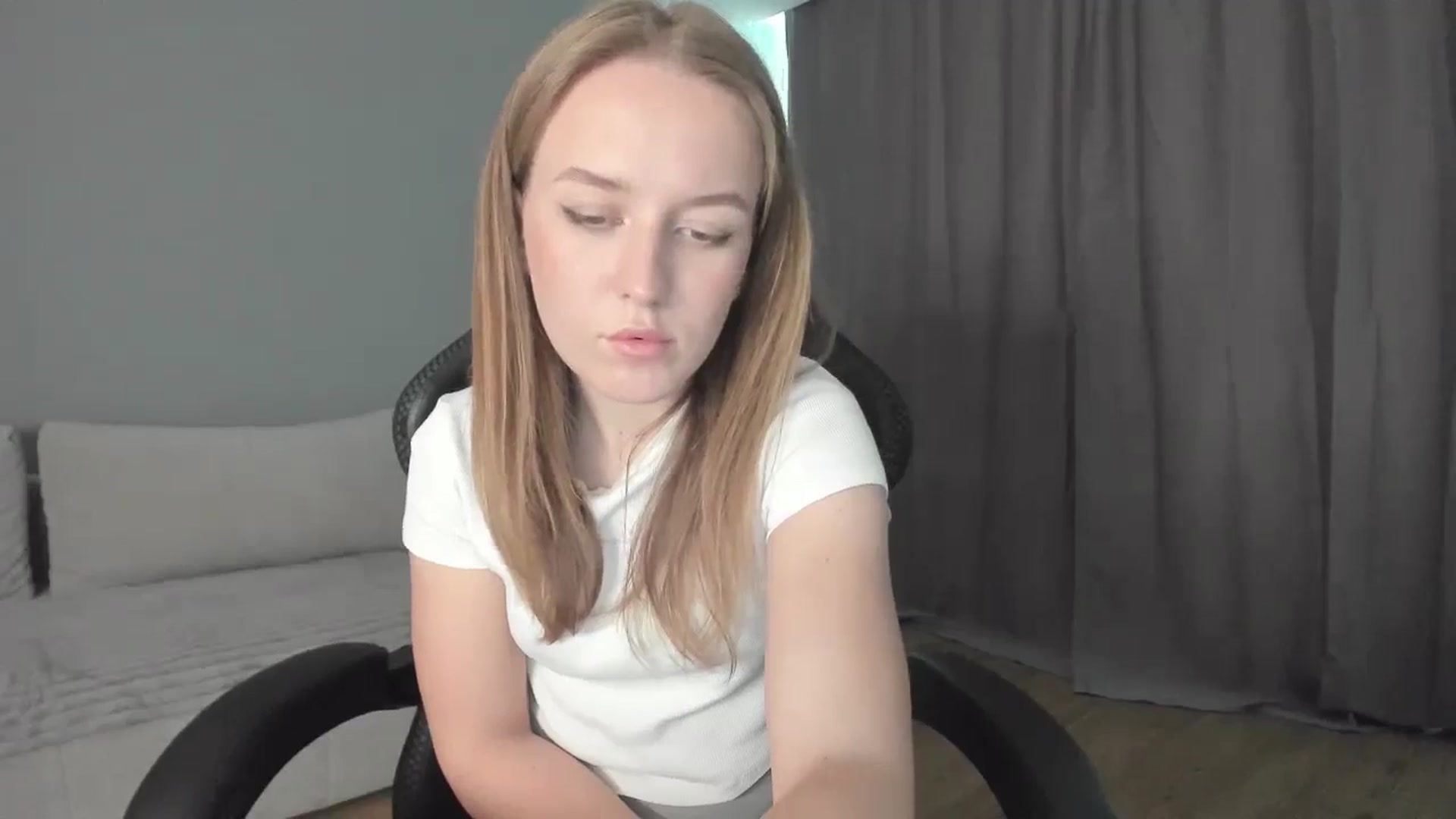 Gallery image thumbnail from AnnyFourse's myfreecams stream on, 01/04/2025, 11:20 image 15 of 20