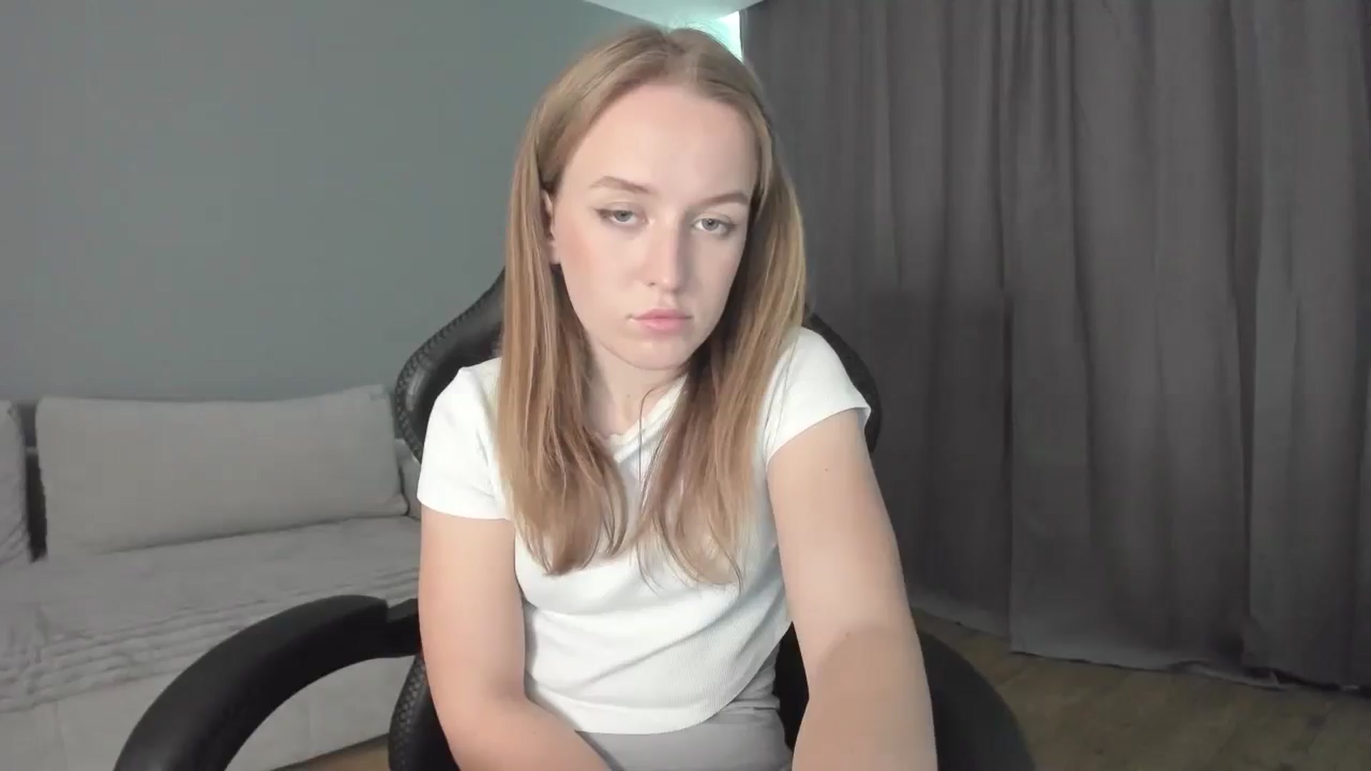 Gallery image thumbnail from AnnyFourse's myfreecams stream on, 01/04/2025, 11:20 image 18 of 20