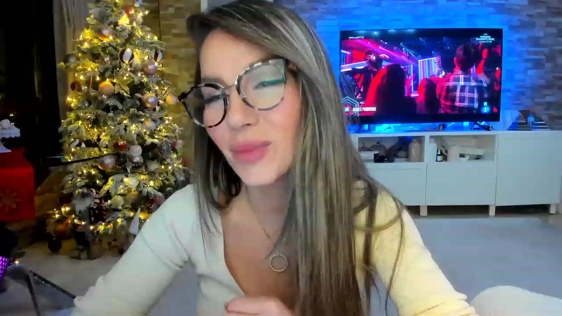 Gallery image thumbnail from AnooKiss's myfreecams stream on, 12/24/2022, 22:46 image 4 of 20
