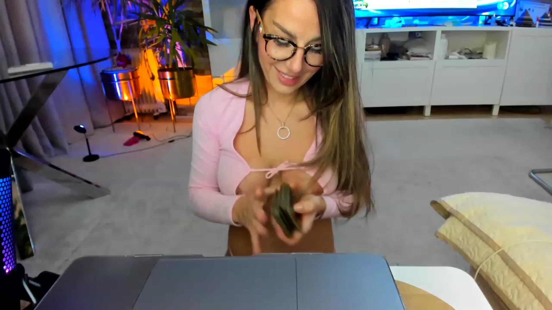 Gallery image thumbnail from AnooKiss's myfreecams stream on, 01/15/2023, 23:43 image 3 of 20