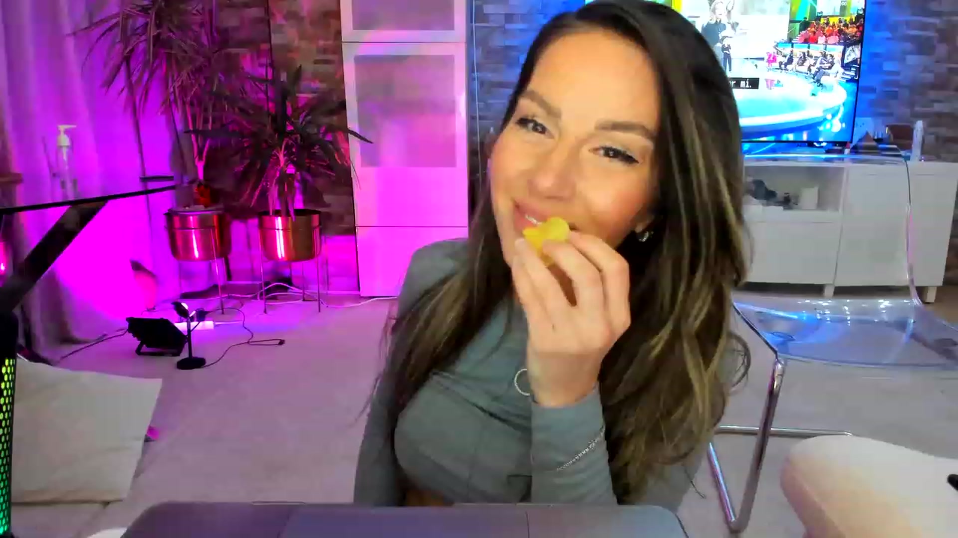 Gallery image thumbnail from AnooKiss's myfreecams stream on, 02/12/2023, 23:06 image 1 of 20