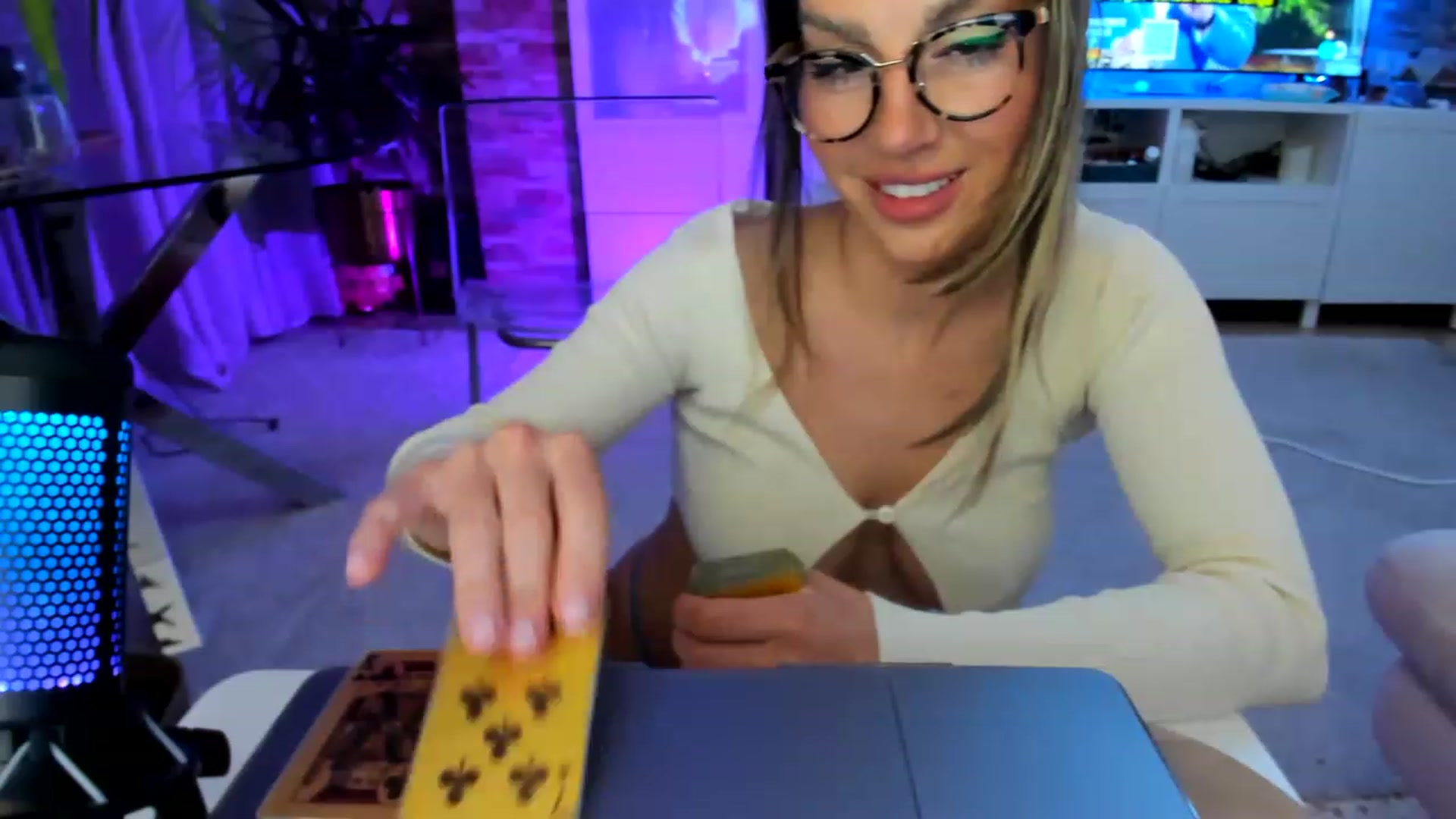 Gallery image thumbnail from AnooKiss's myfreecams stream on, 03/29/2023, 24:15 image 8 of 20
