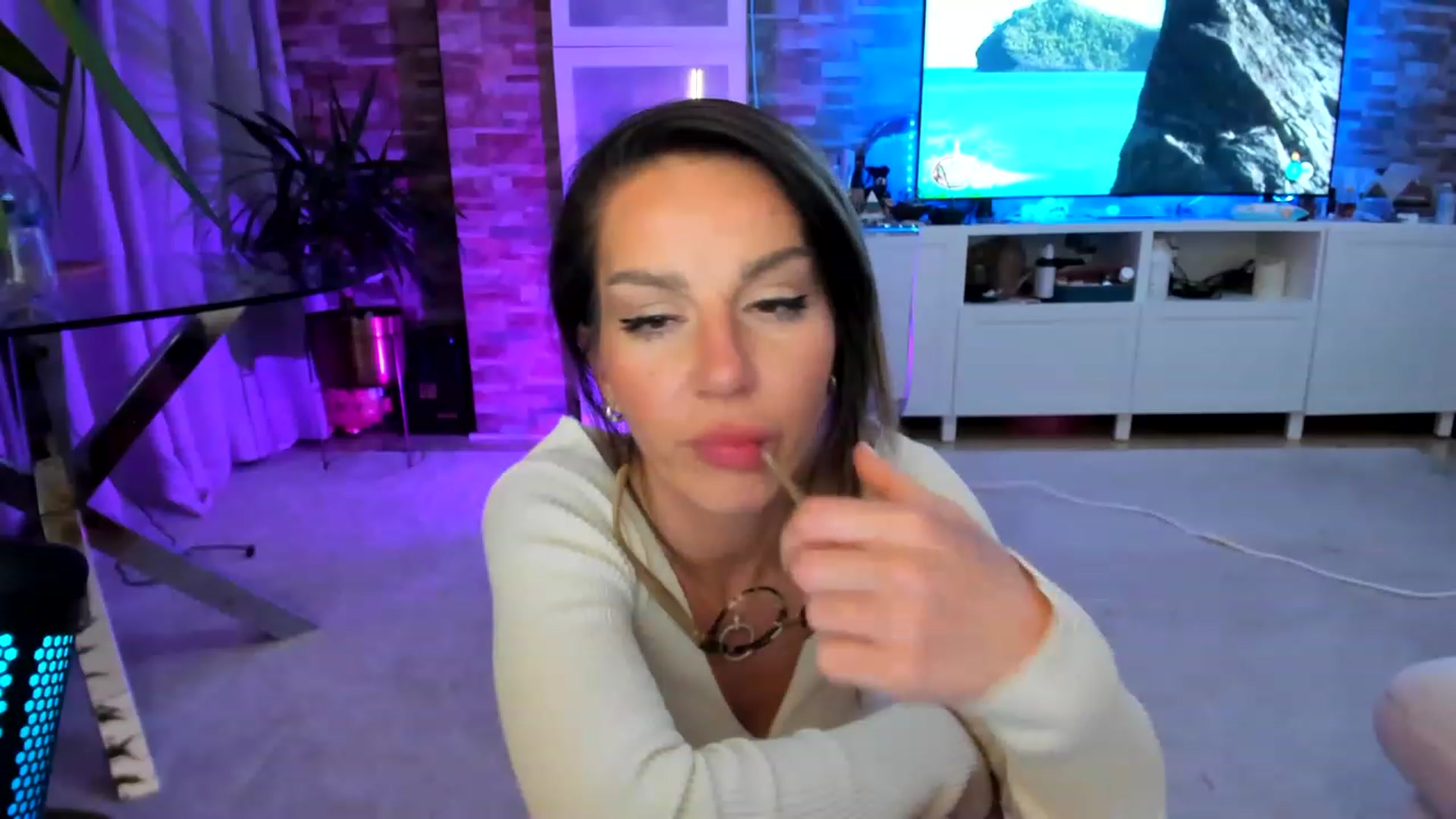 Gallery image thumbnail from AnooKiss's myfreecams stream on, 03/29/2023, 24:49 image 15 of 20