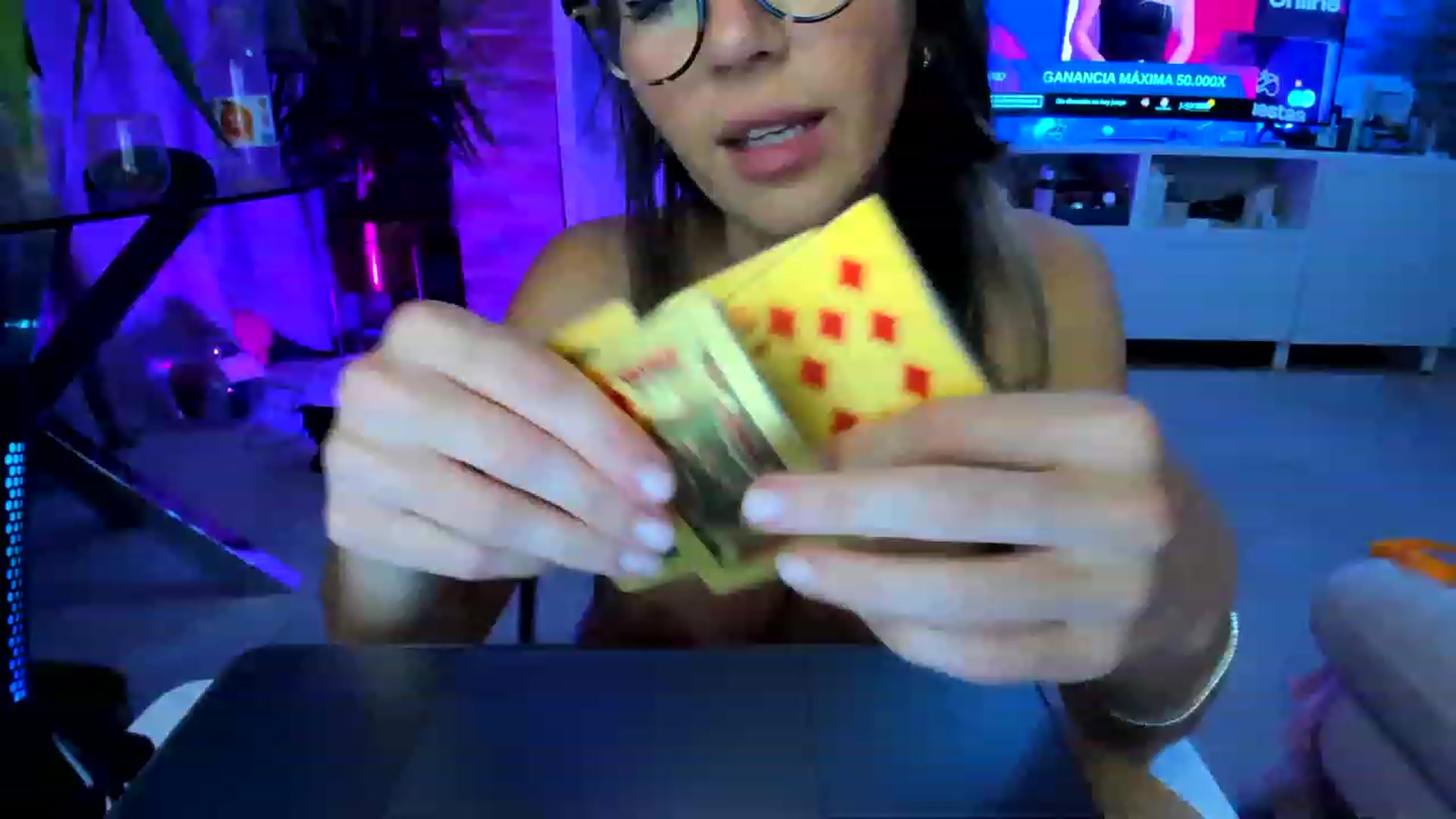 Gallery image thumbnail from AnooKiss's myfreecams stream on, 04/20/2023, 24:17 image 14 of 20