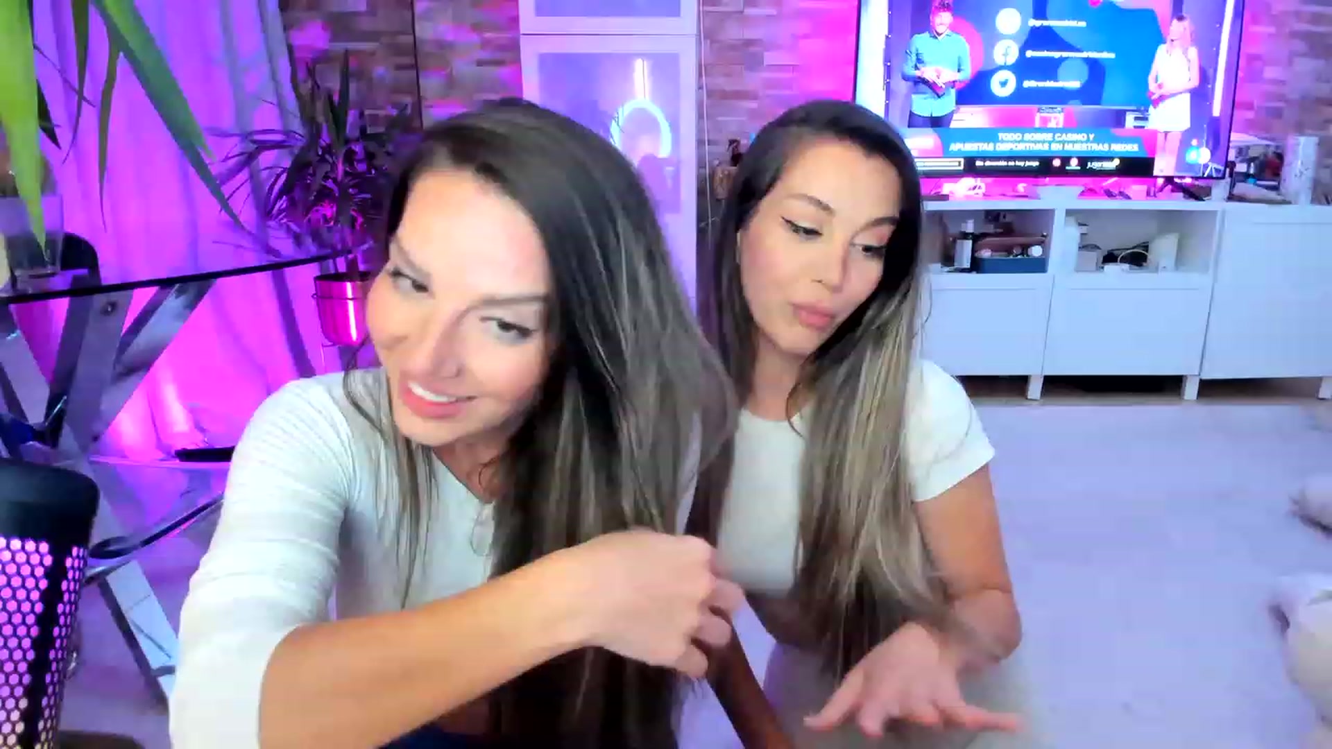 Gallery image thumbnail from AnooKiss's myfreecams stream on, 04/25/2023, 24:27 image 16 of 20