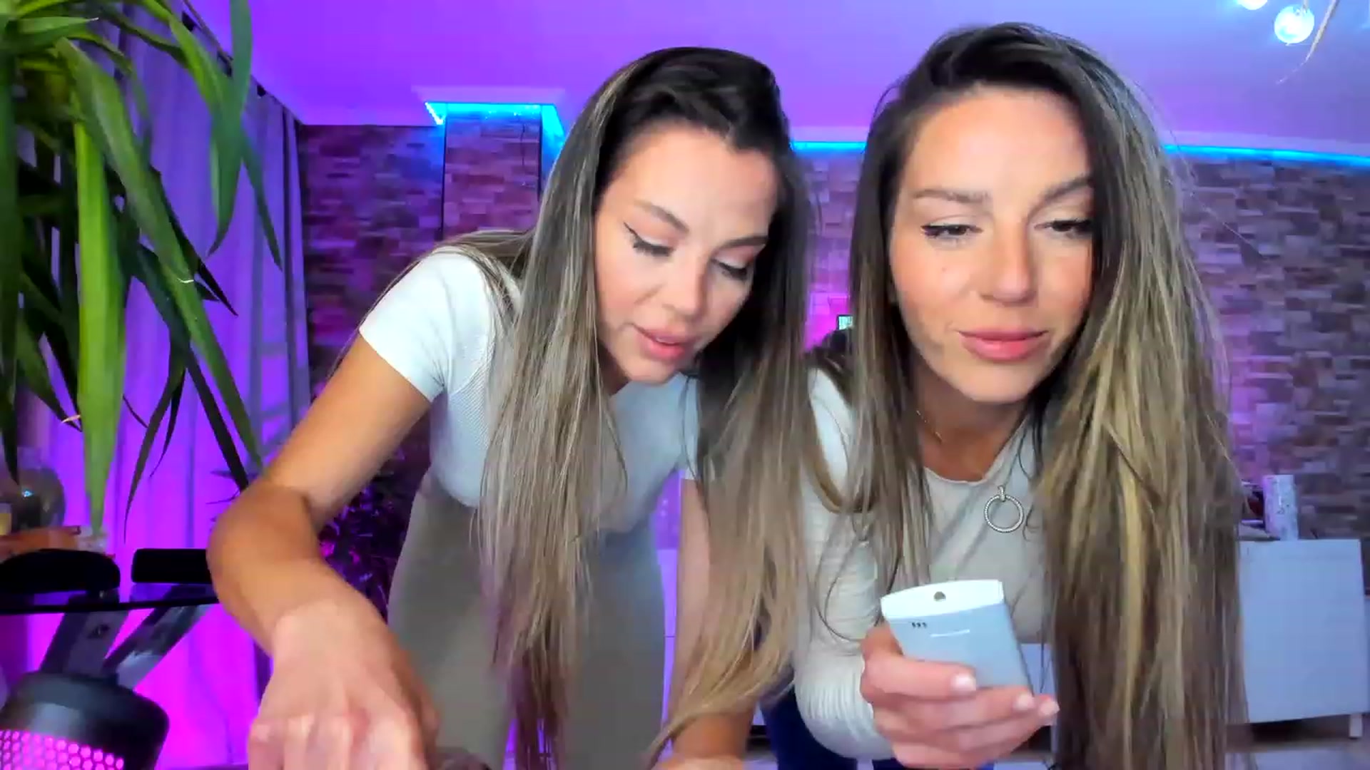 Gallery image thumbnail from AnooKiss's myfreecams stream on, 04/25/2023, 24:27 image 3 of 20