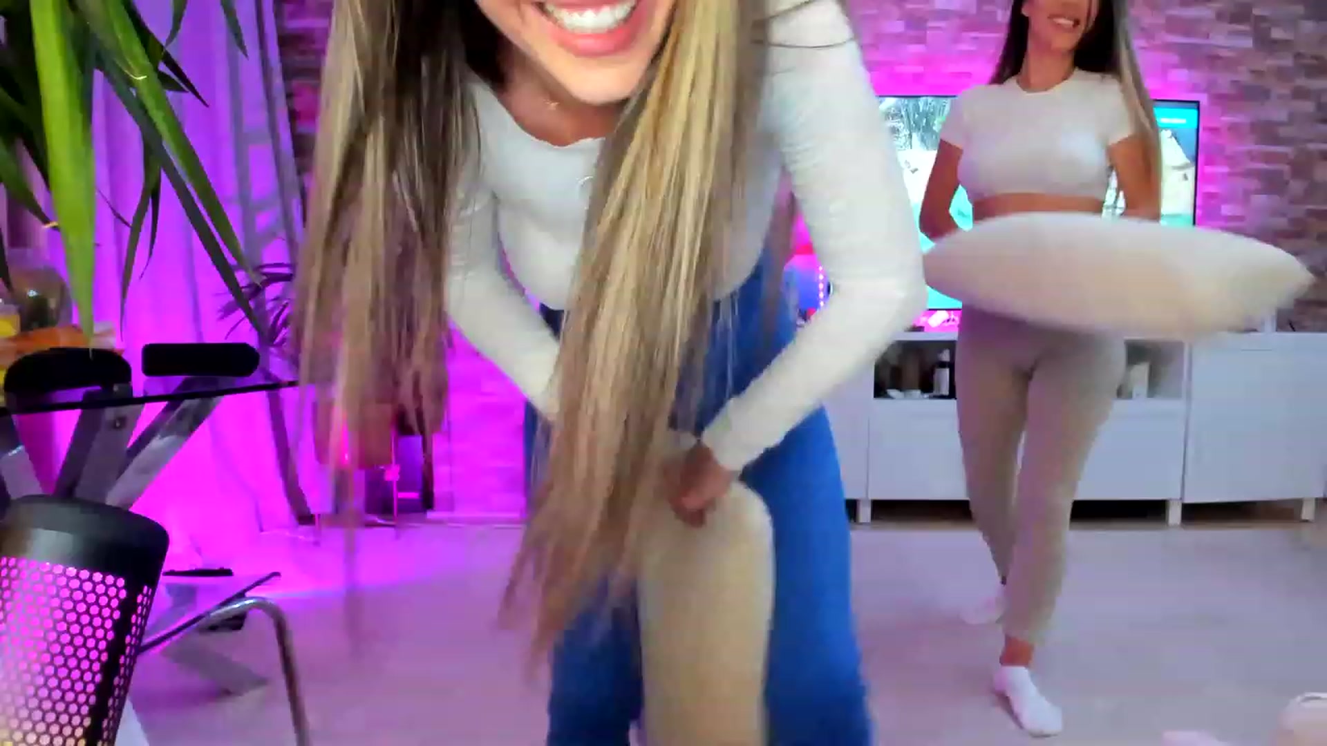 Gallery image thumbnail from AnooKiss's myfreecams stream on, 04/25/2023, 24:27 image 4 of 20