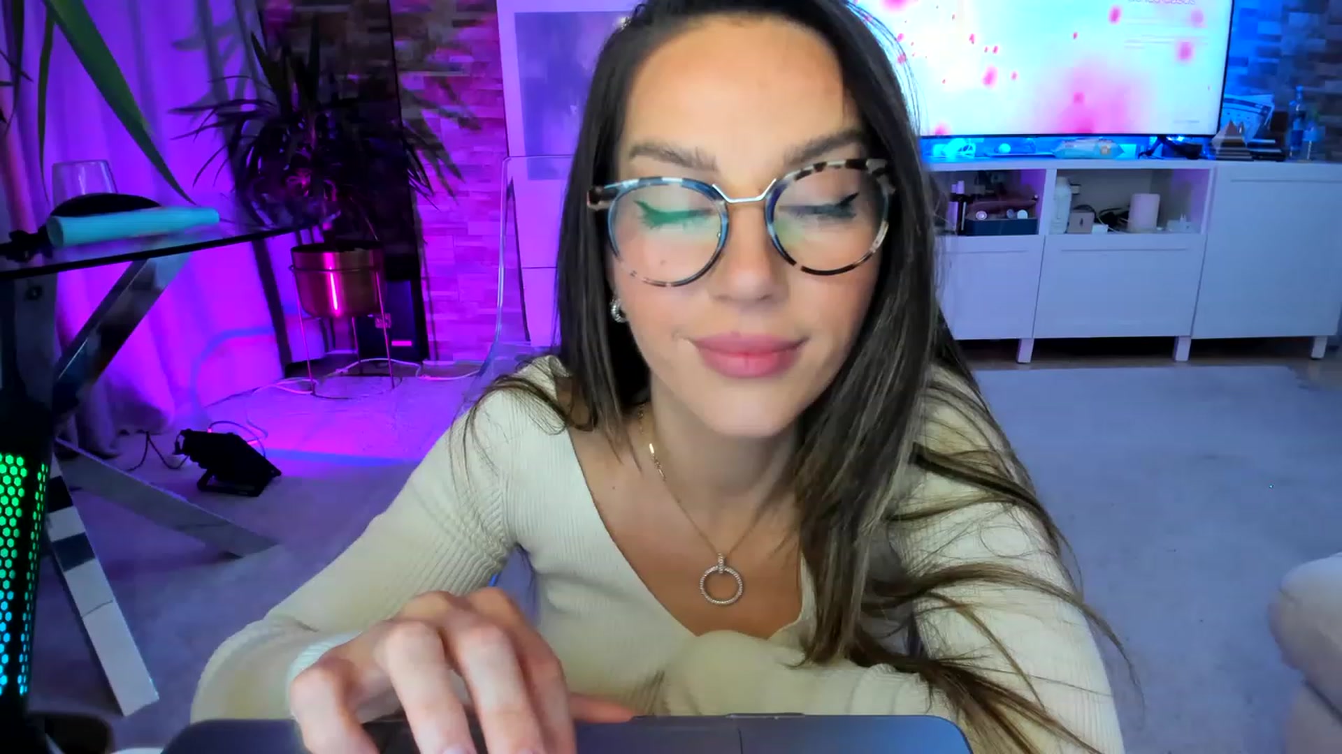 Gallery image thumbnail from AnooKiss's myfreecams stream on, 04/29/2023, 24:03 image 10 of 20