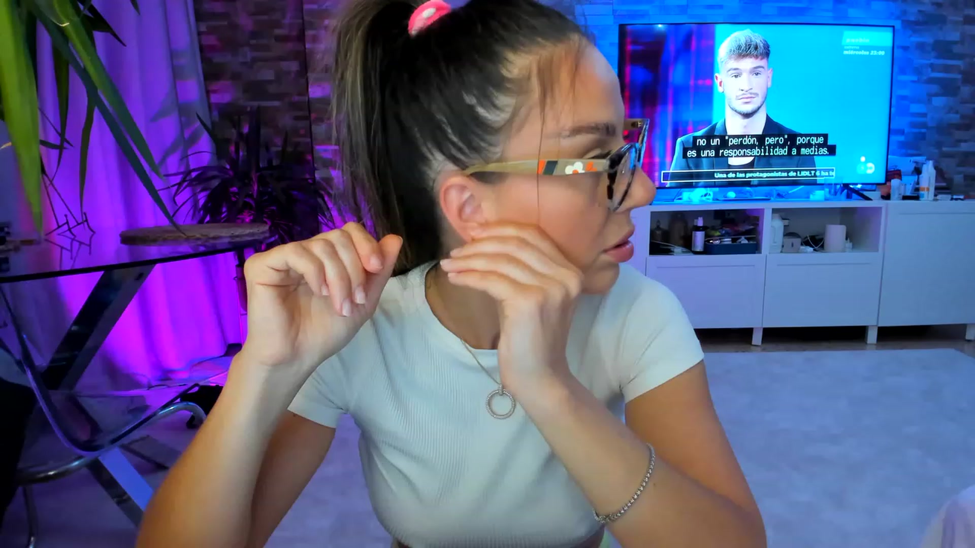 Gallery image thumbnail from AnooKiss's myfreecams stream on, 05/08/2023, 21:17 image 11 of 20
