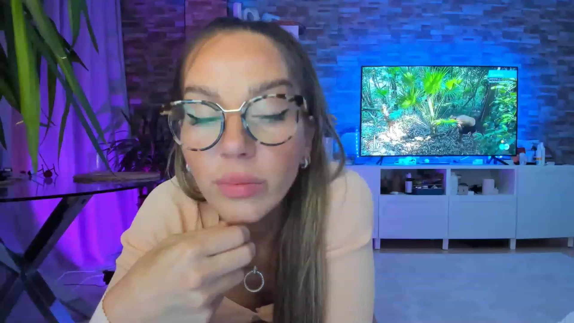 Gallery image thumbnail from AnooKiss's myfreecams stream on, 05/09/2023, 24:33 image 18 of 20