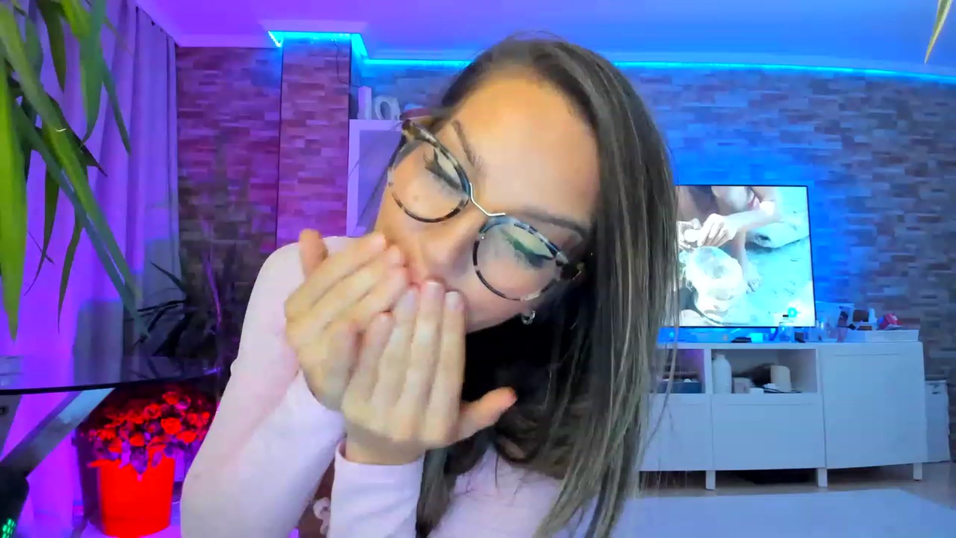 Gallery image thumbnail from AnooKiss's myfreecams stream on, 05/21/2023, 24:06 image 15 of 20