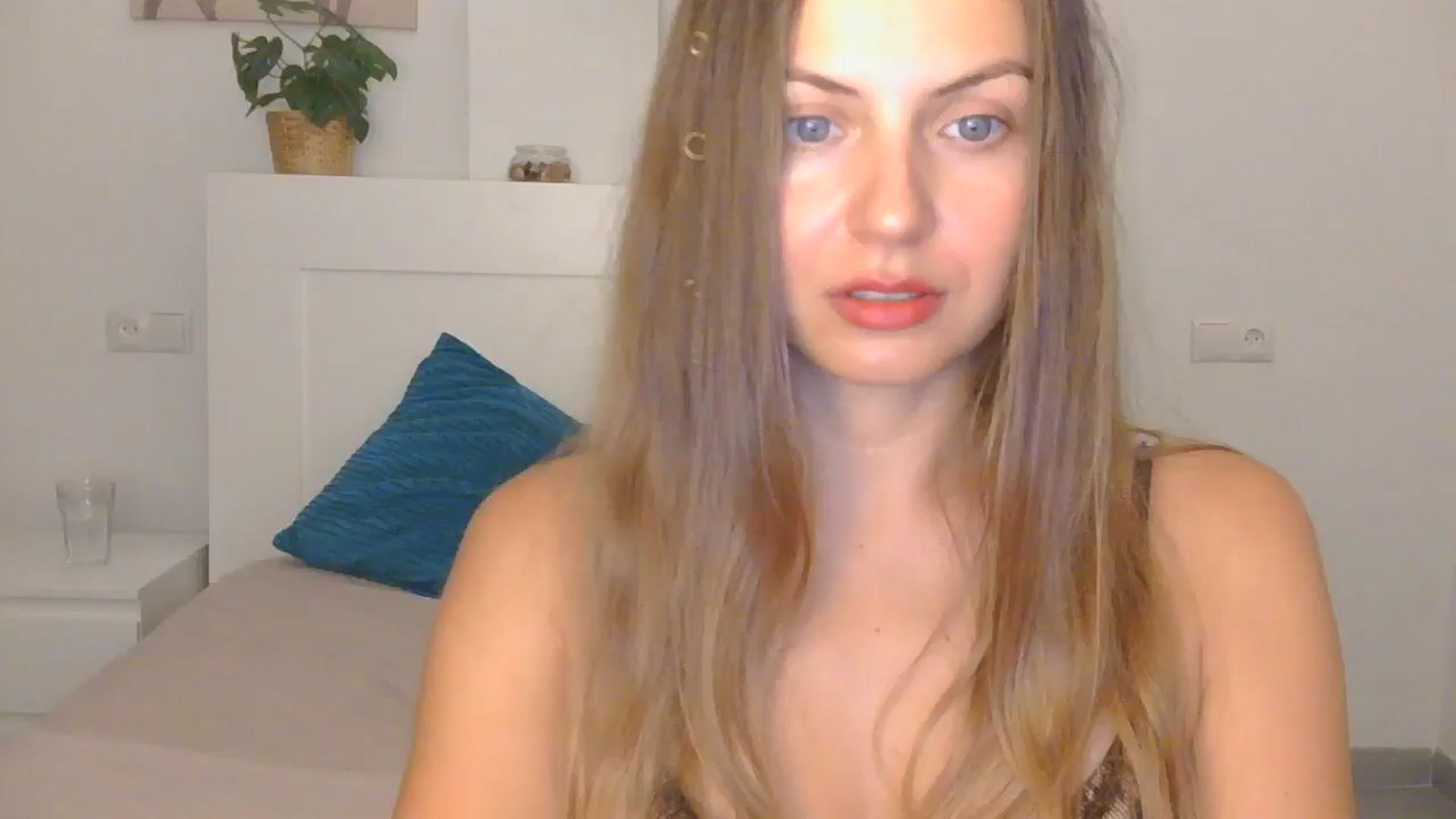 Gallery image thumbnail from AnotherLove4U's myfreecams stream on, 10/16/2024, 09:07 image 13 of 20