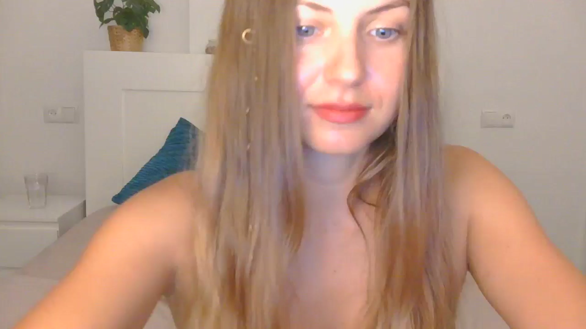 Gallery image thumbnail from AnotherLove4U's myfreecams stream on, 10/16/2024, 09:07 image 18 of 20