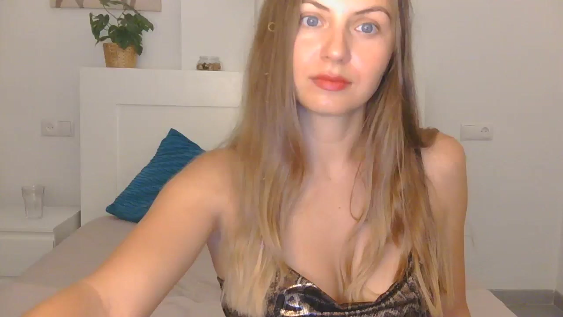 Gallery image thumbnail from AnotherLove4U's myfreecams stream on, 10/16/2024, 09:07 image 12 of 20