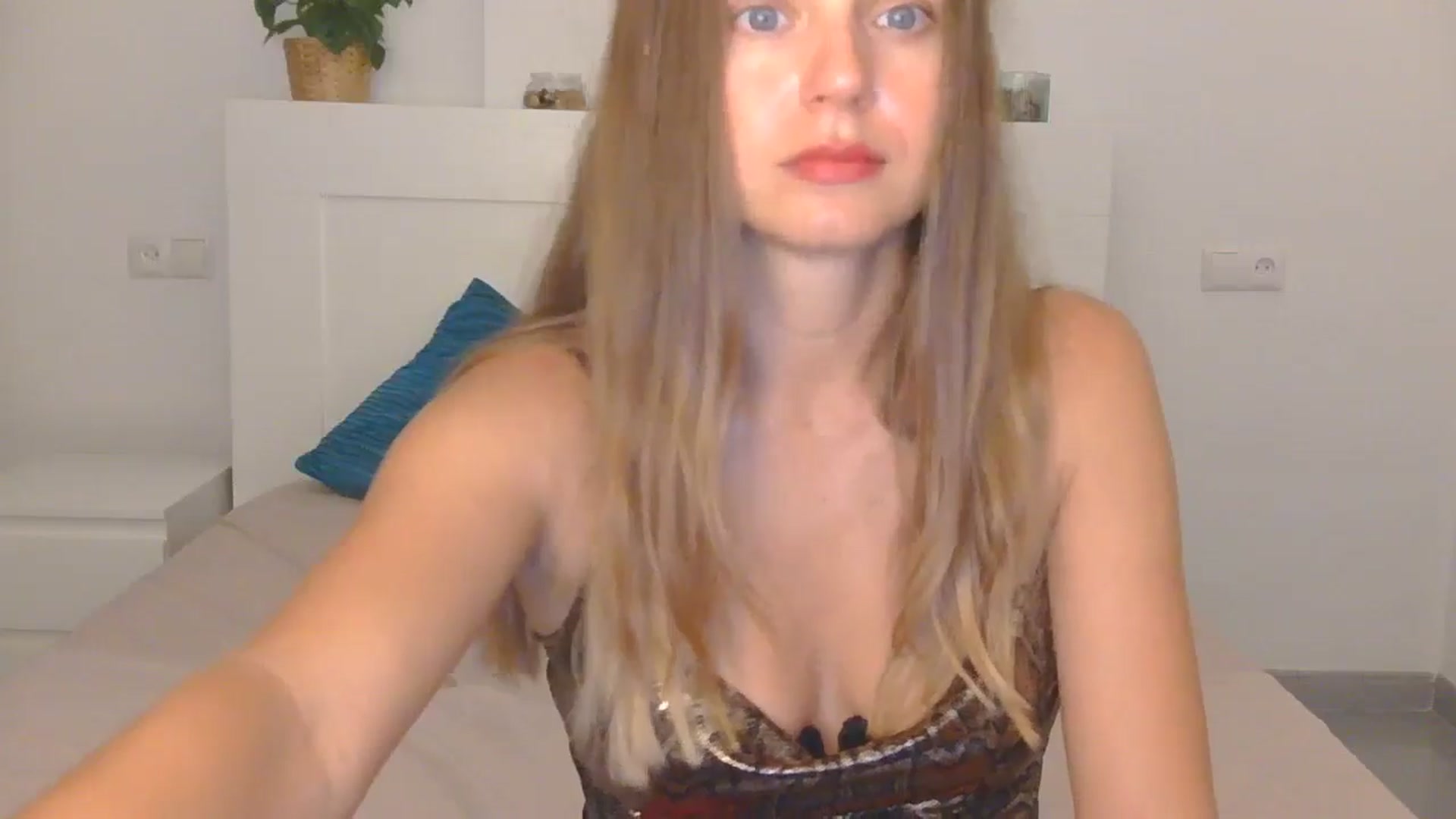 Gallery image thumbnail from AnotherLove4U's myfreecams stream on, 10/16/2024, 10:02 image 11 of 20