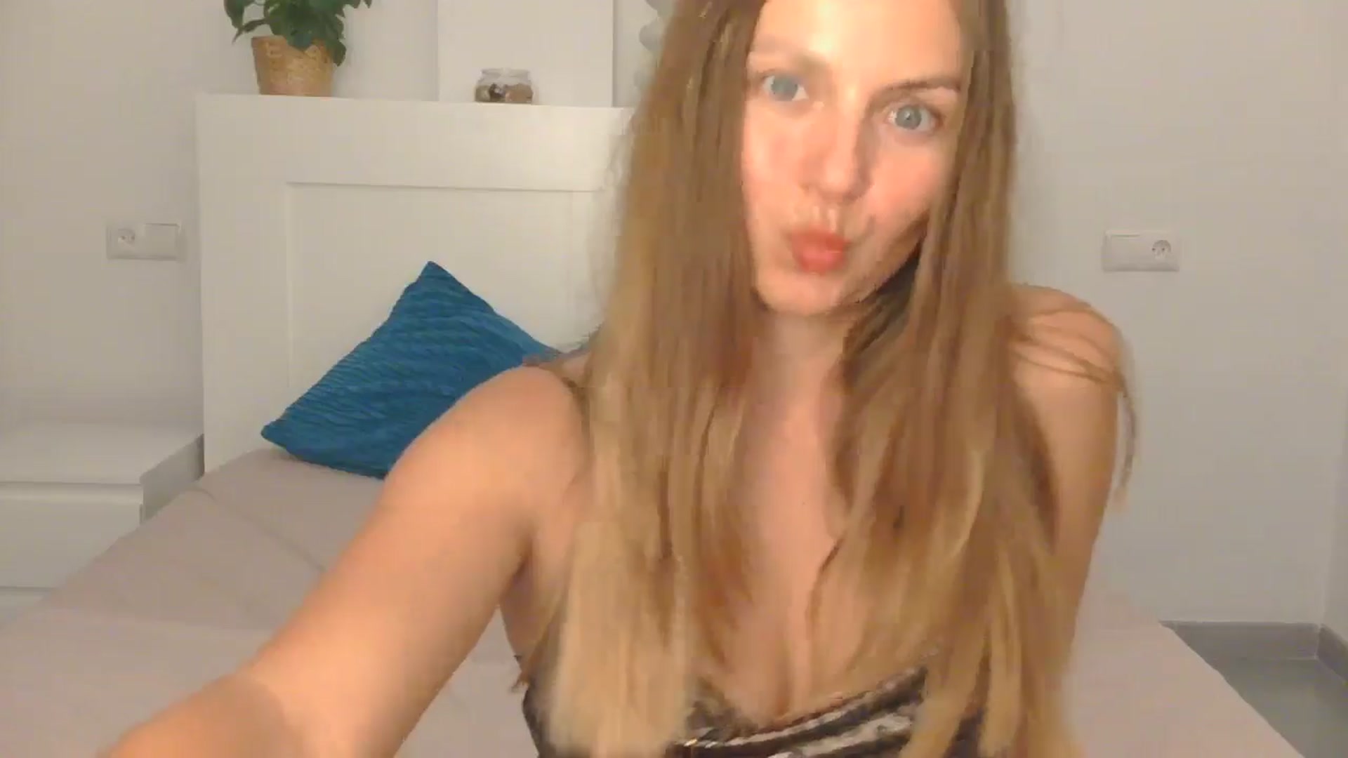 Gallery image thumbnail from AnotherLove4U's myfreecams stream on, 10/16/2024, 10:02 image 19 of 20
