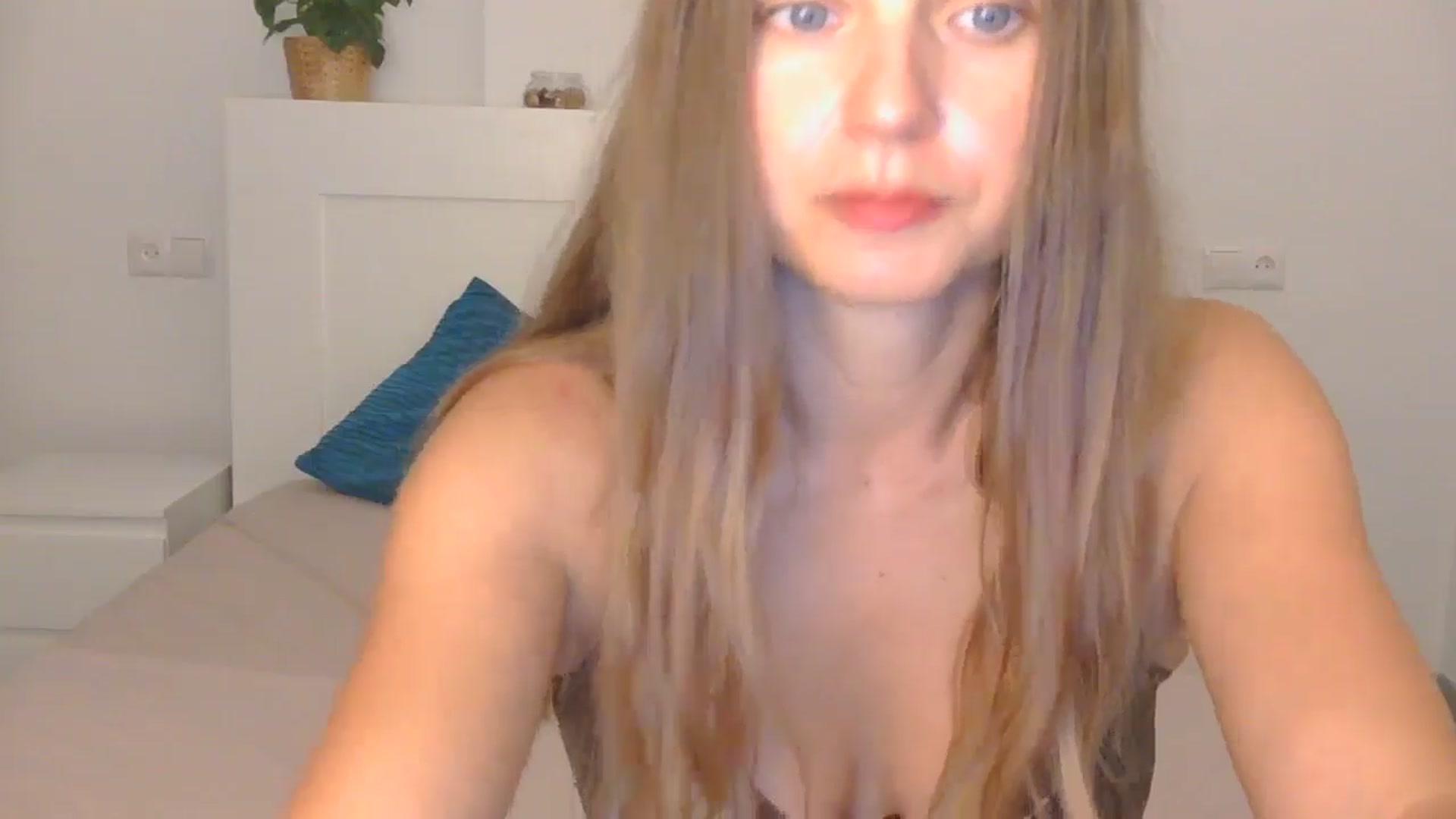 Gallery image thumbnail from AnotherLove4U's myfreecams stream on, 10/16/2024, 10:02 image 10 of 20