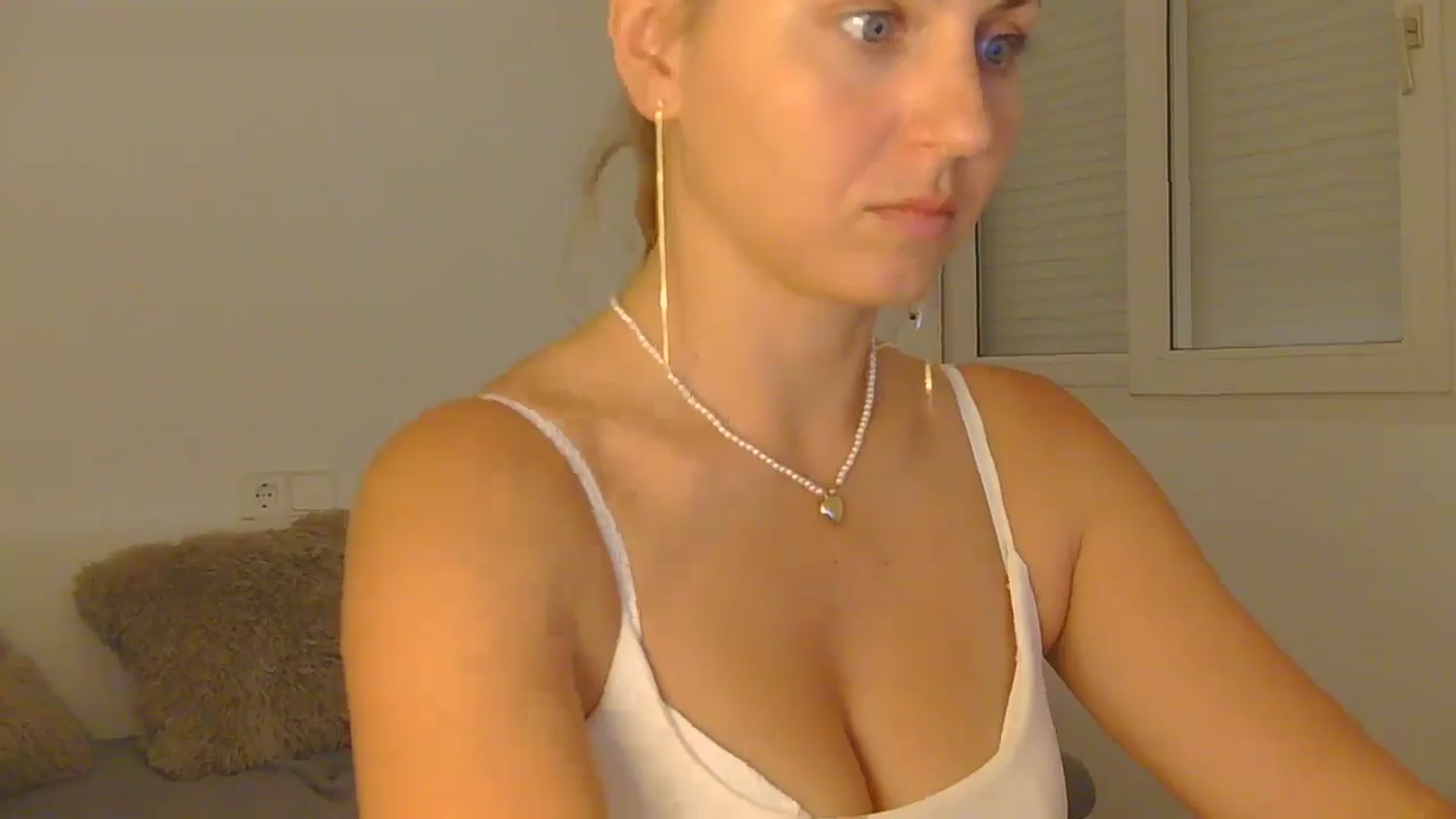 Gallery image thumbnail from AnotherLove4U's myfreecams stream on, 11/25/2024, 11:52 image 17 of 20