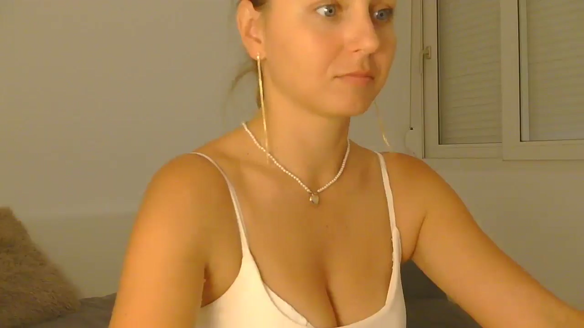 Gallery image thumbnail from AnotherLove4U's myfreecams stream on, 11/25/2024, 12:48 image 9 of 20