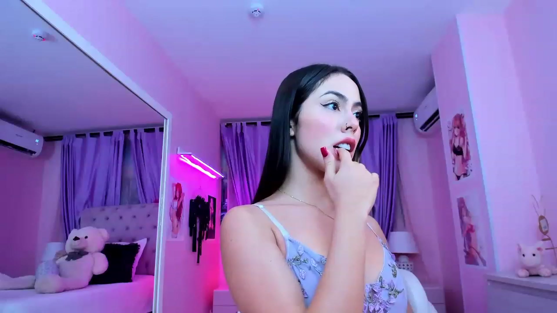 Gallery image thumbnail from Antonella_28_'s myfreecams stream on, 07/05/2023, 23:44 image 17 of 20