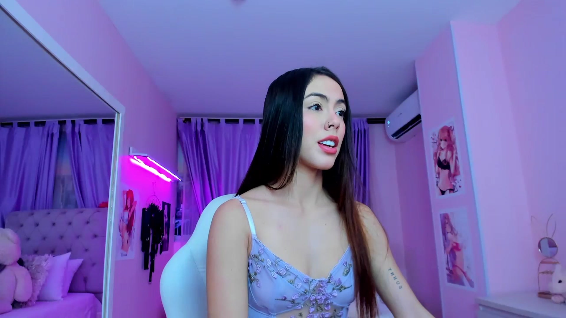 Gallery image thumbnail from Antonella_28_'s myfreecams stream on, 07/18/2023, 23:23 image 6 of 20