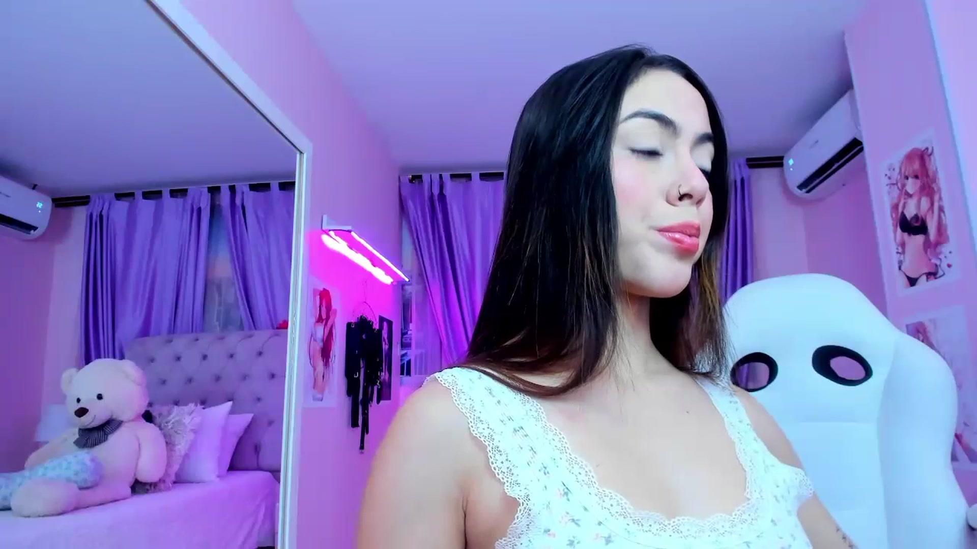Gallery image thumbnail from Antonella_28_'s myfreecams stream on, 07/18/2023, 23:23 image 1 of 20