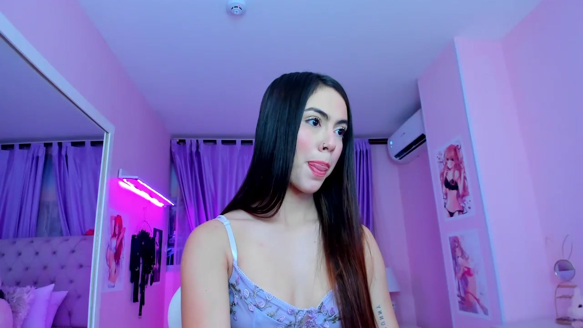 Gallery image thumbnail from Antonella_28_'s myfreecams stream on, 07/18/2023, 23:23 image 17 of 20