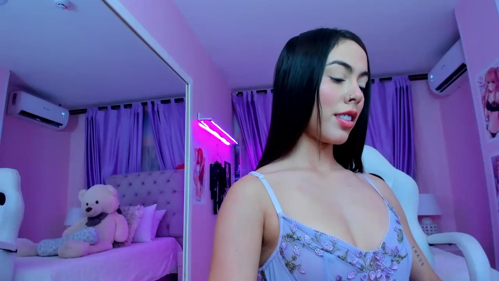 Gallery image thumbnail from Antonella_28_'s myfreecams stream on, 07/18/2023, 23:23 image 15 of 20