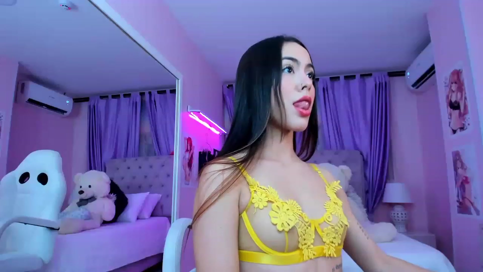Gallery image thumbnail from Antonella_28_'s myfreecams stream on, 07/19/2023, 23:01 image 20 of 20
