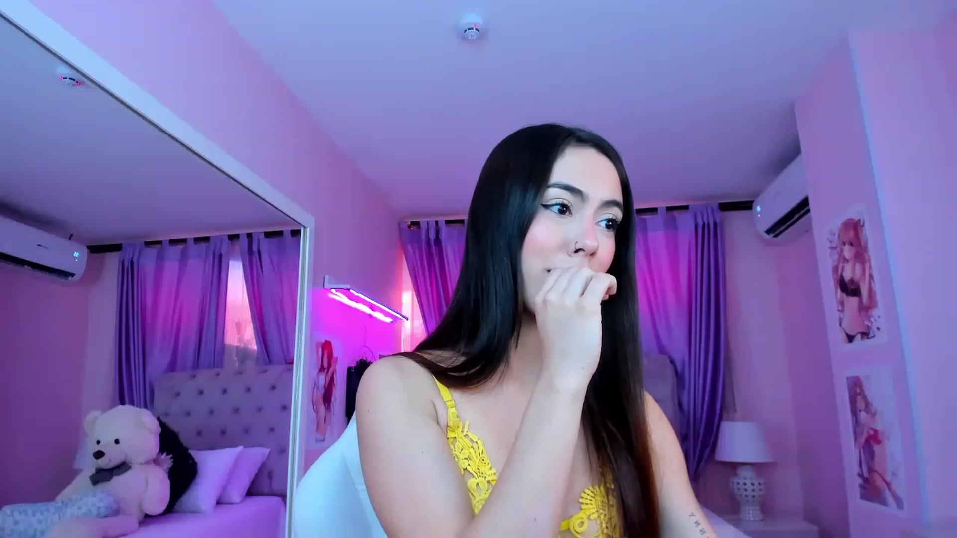 Gallery image thumbnail from Antonella_28_'s myfreecams stream on, 07/19/2023, 23:01 image 11 of 20