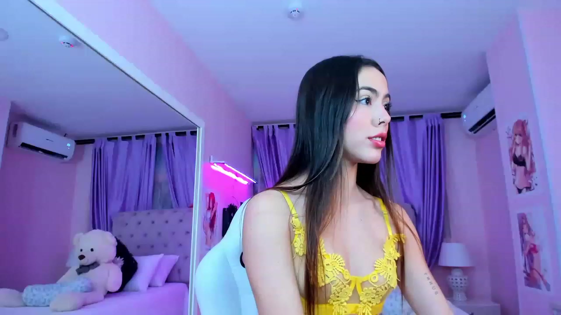 Gallery image thumbnail from Antonella_28_'s myfreecams stream on, 07/20/2023, 24:11 image 14 of 20