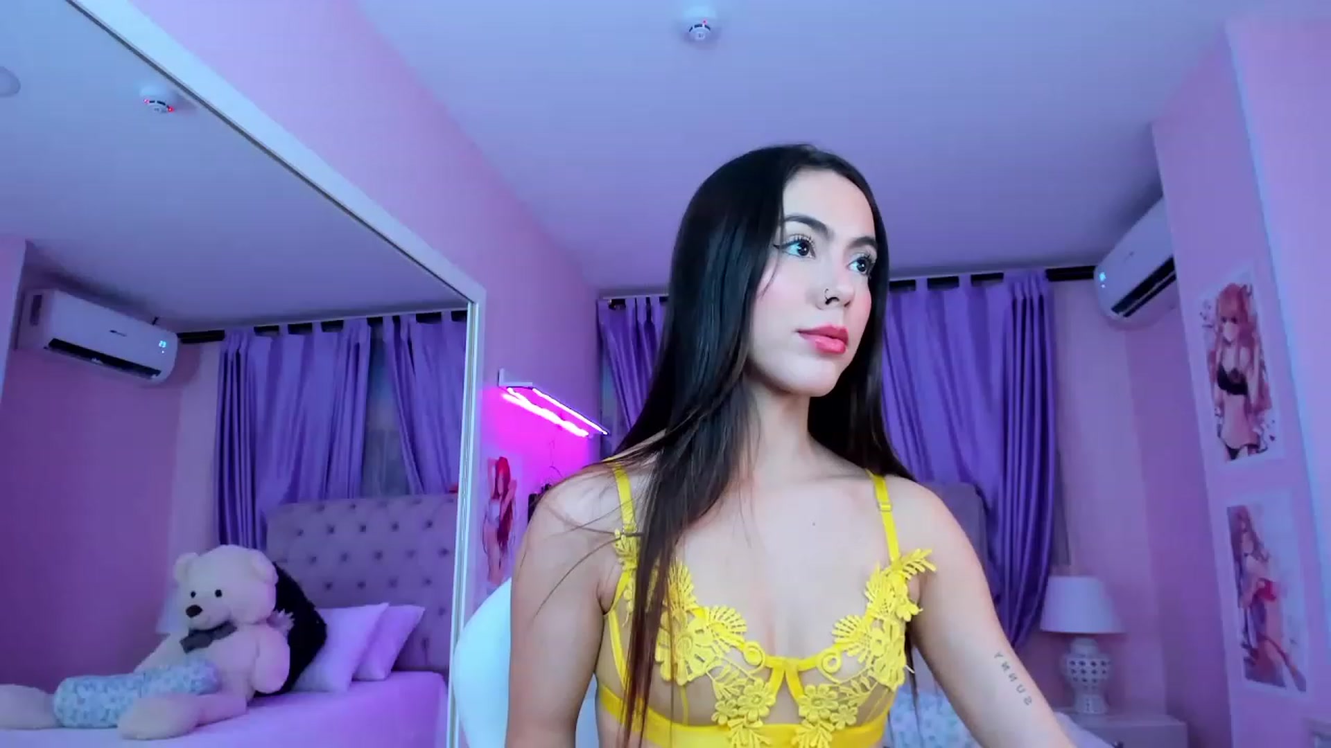 Gallery image thumbnail from Antonella_28_'s myfreecams stream on, 07/20/2023, 24:11 image 13 of 20