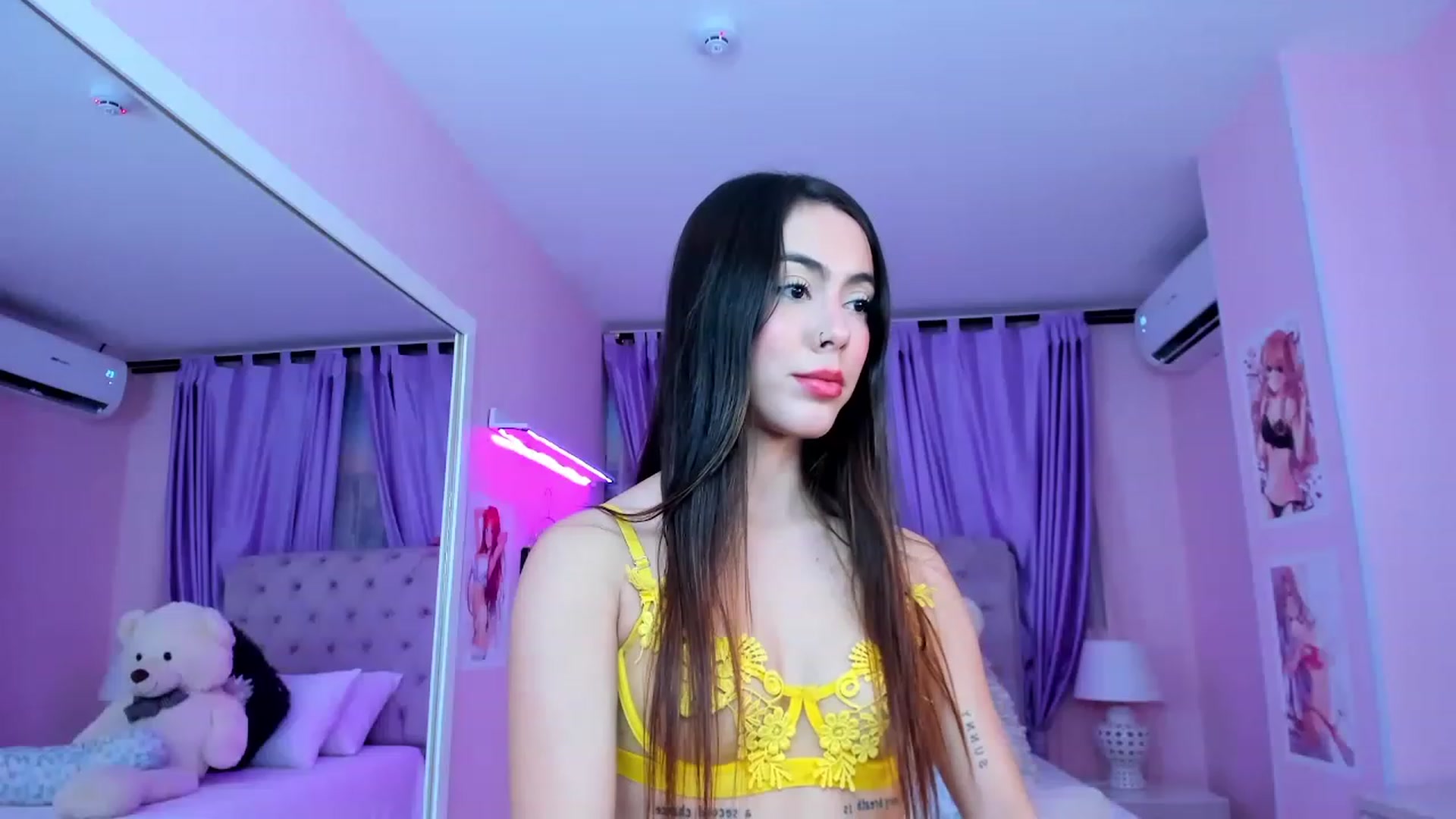 Gallery image thumbnail from Antonella_28_'s myfreecams stream on, 07/20/2023, 24:11 image 19 of 20