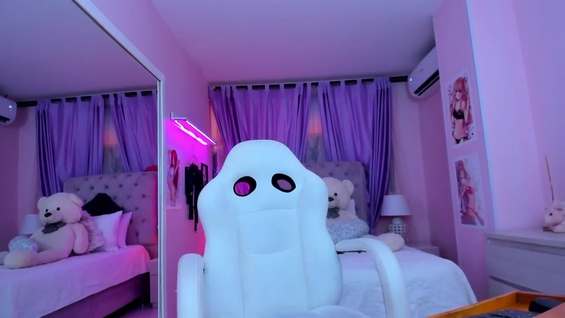 Gallery image thumbnail from Antonella_28_'s myfreecams stream on, 07/22/2023, 23:33 image 13 of 20