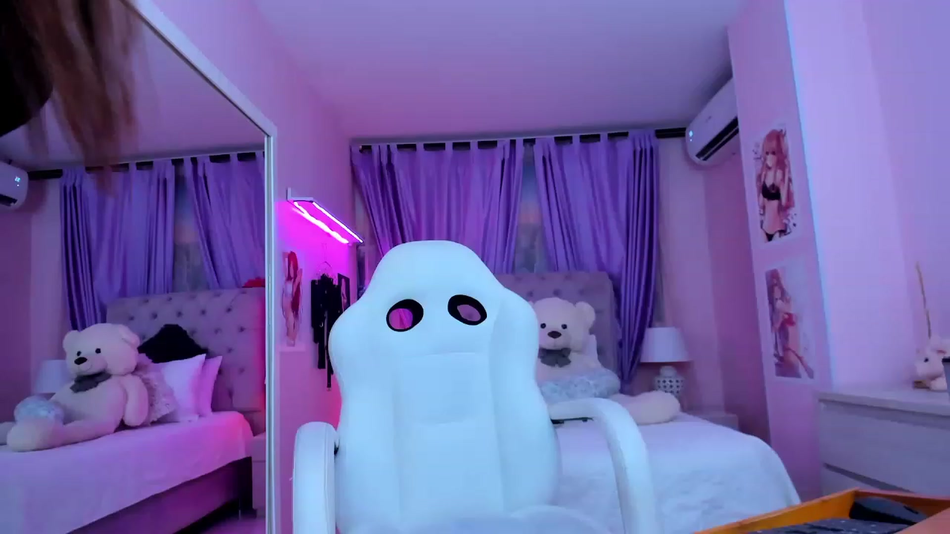 Gallery image thumbnail from Antonella_28_'s myfreecams stream on, 07/22/2023, 23:33 image 14 of 20