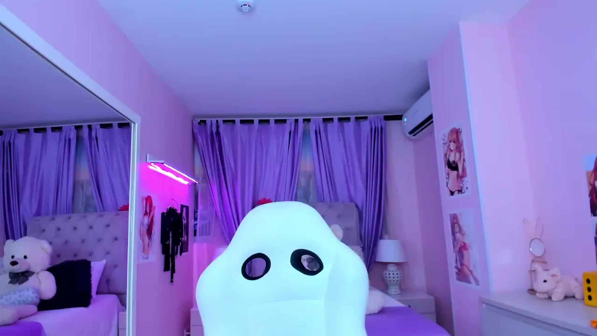 Gallery image thumbnail from Antonella_28_'s myfreecams stream on, 07/26/2023, 22:54 image 8 of 20