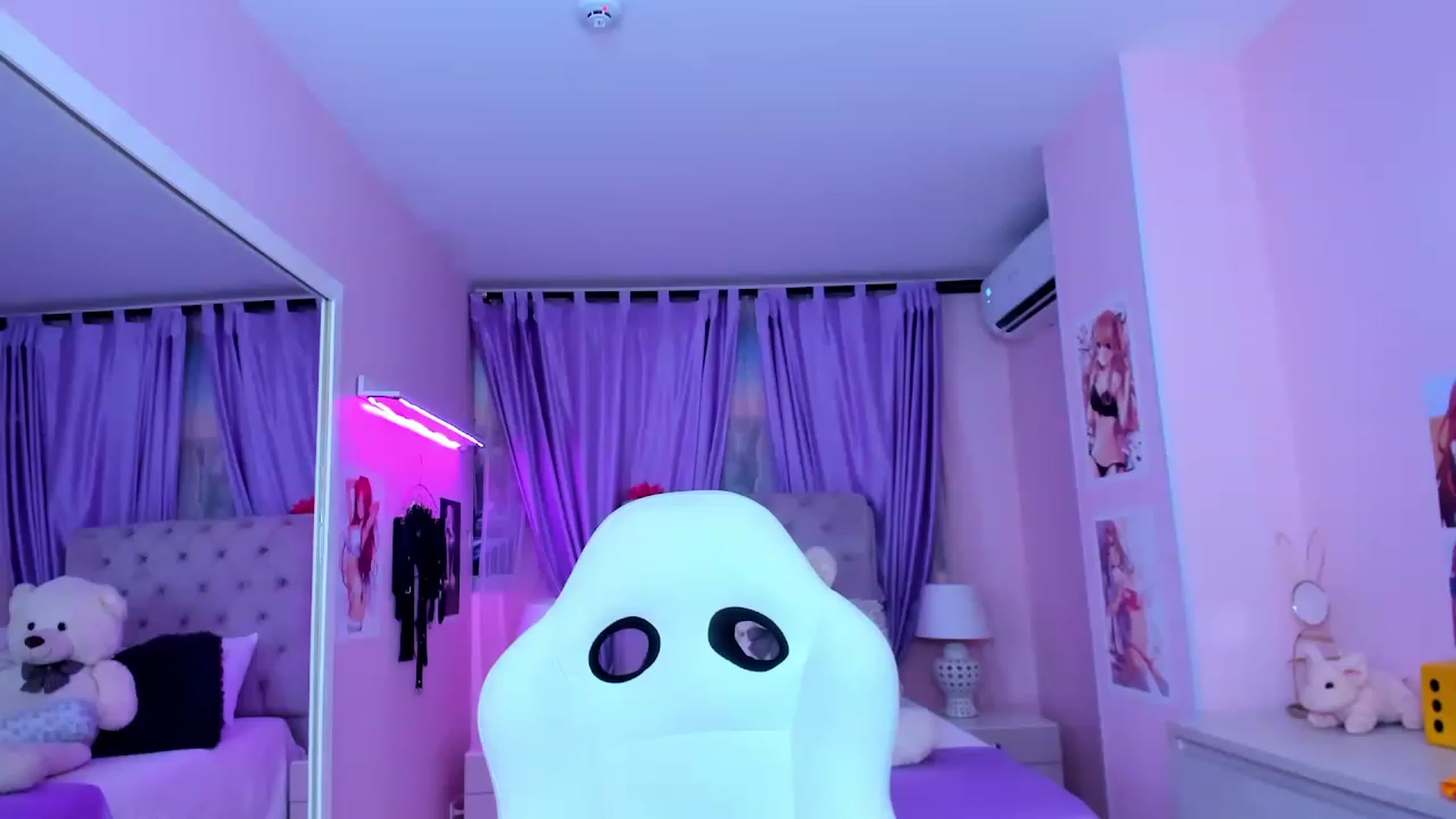 Gallery image thumbnail from Antonella_28_'s myfreecams stream on, 07/26/2023, 22:54 image 9 of 20