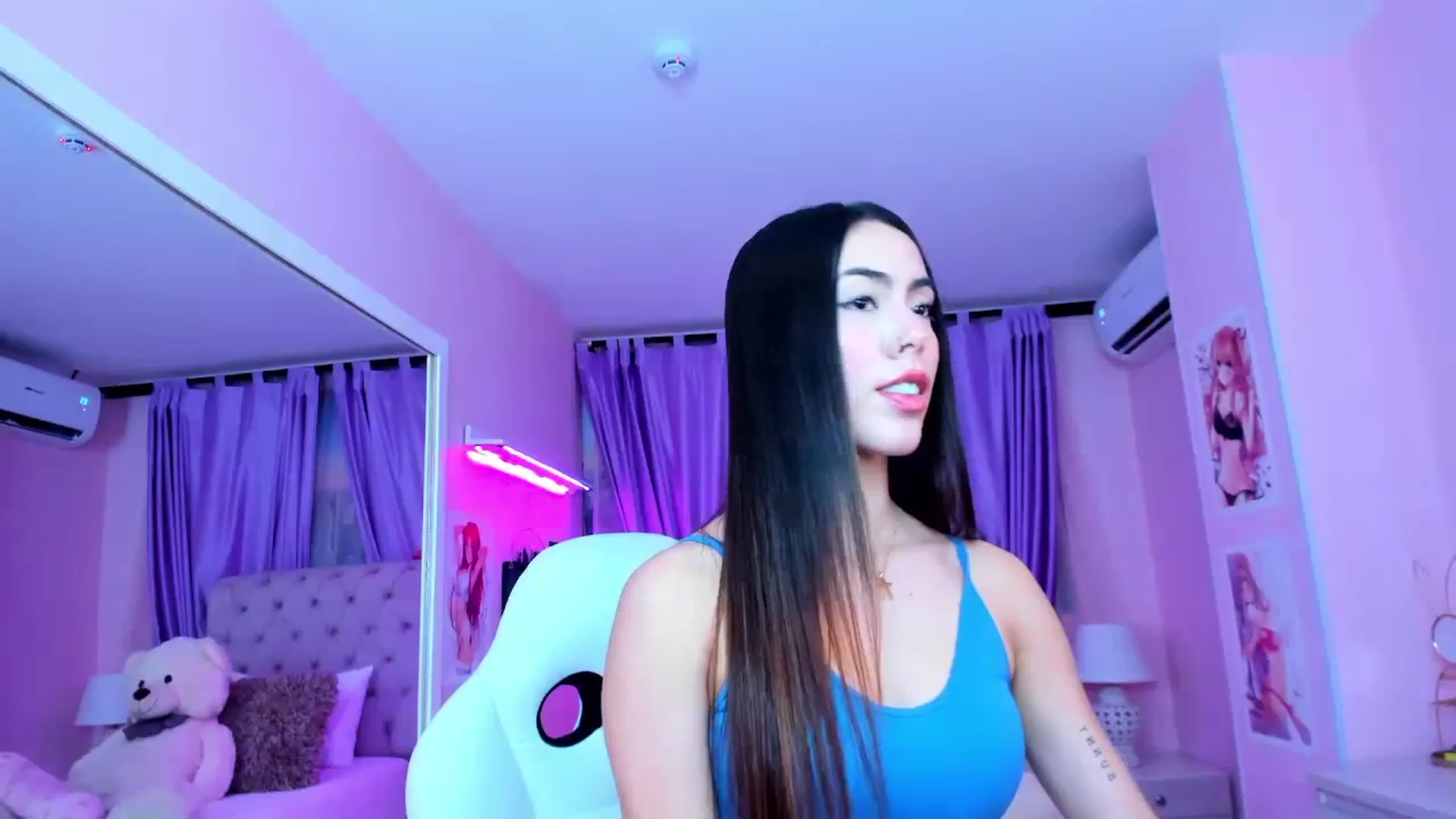 Gallery image thumbnail from Antonella_28_'s myfreecams stream on, 08/02/2023, 22:50 image 14 of 20