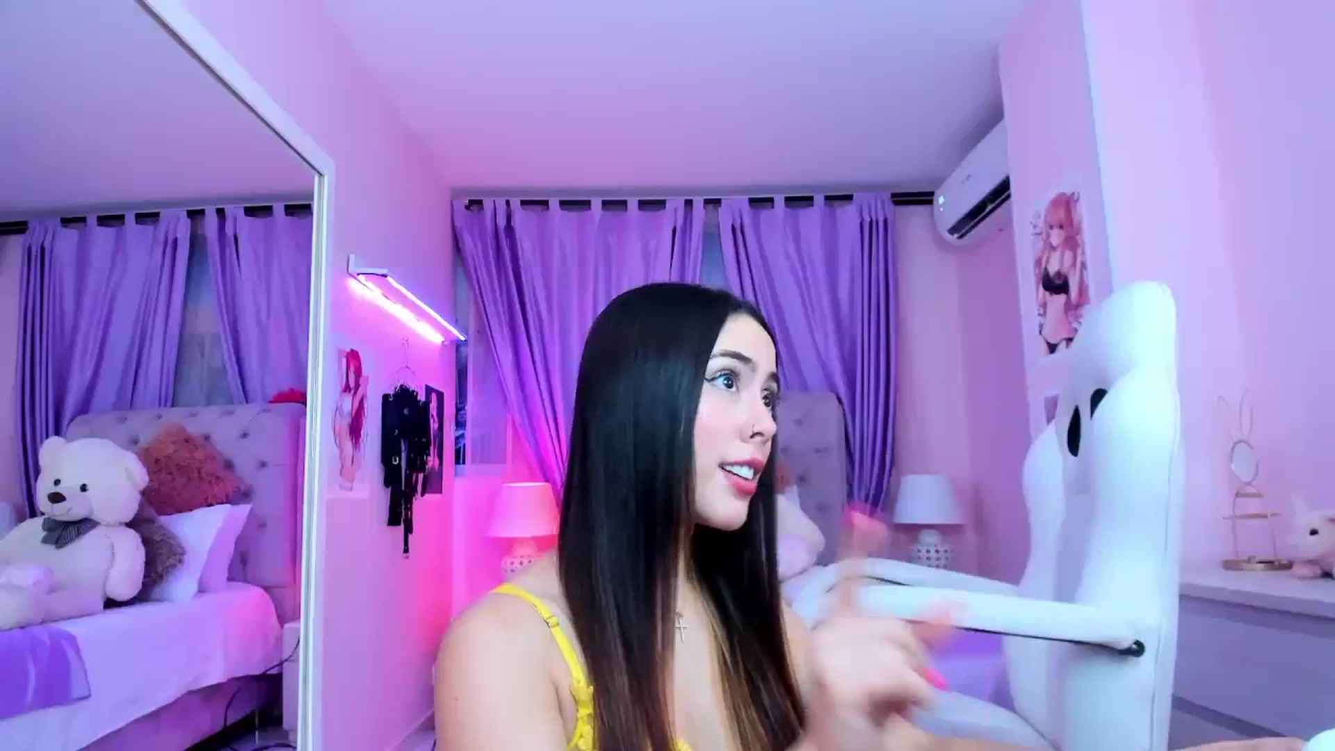 Gallery image thumbnail from Antonella_28_'s myfreecams stream on, 08/10/2023, 23:52 image 18 of 20