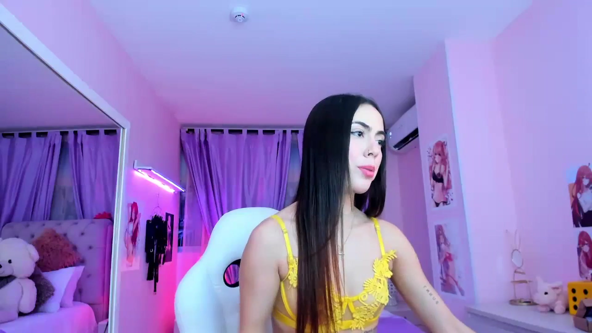 Gallery image thumbnail from Antonella_28_'s myfreecams stream on, 08/10/2023, 23:52 image 6 of 20