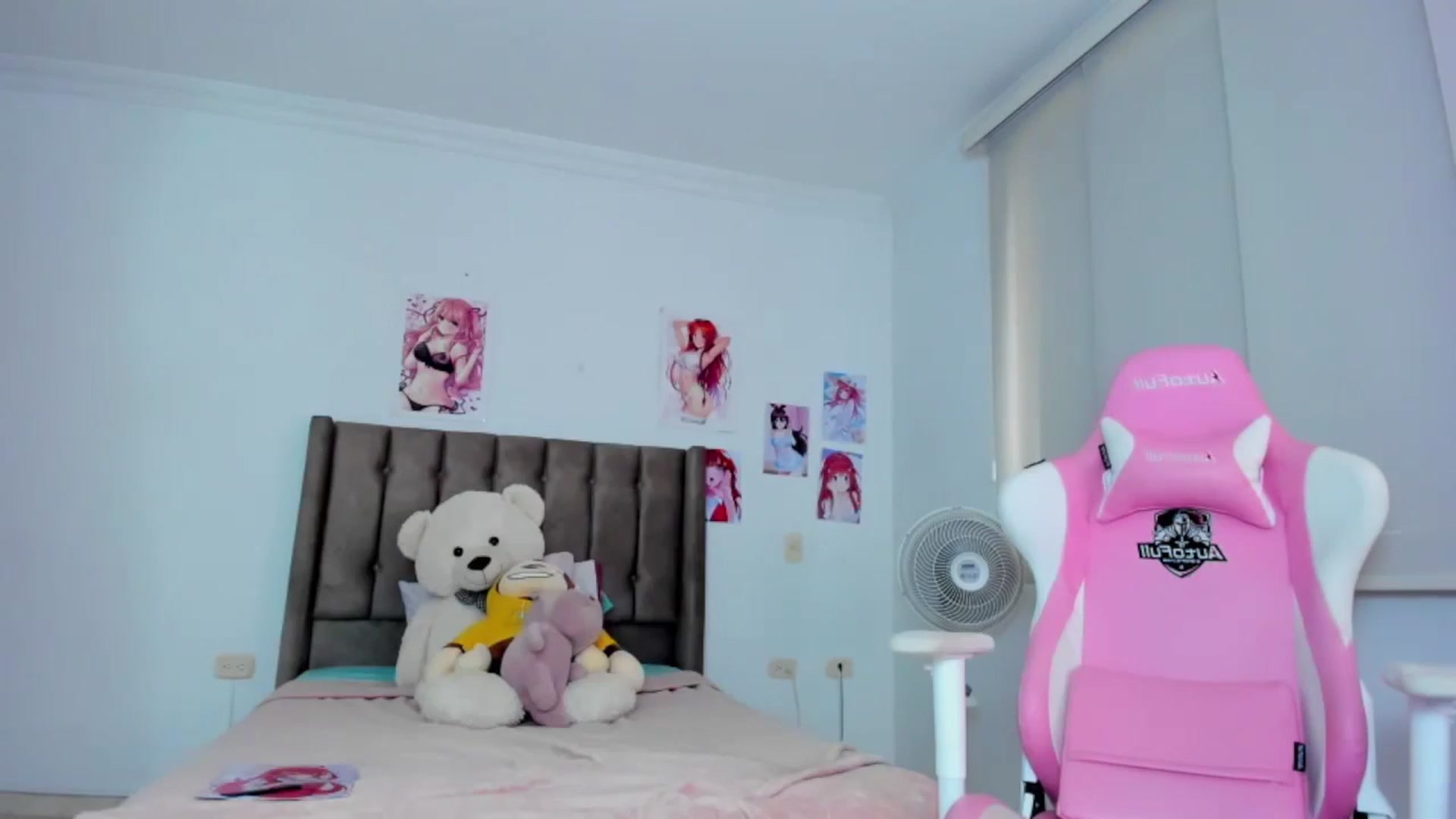 Gallery image thumbnail from Antonella_28_'s myfreecams stream on, 05/07/2024, 21:32 image 17 of 20